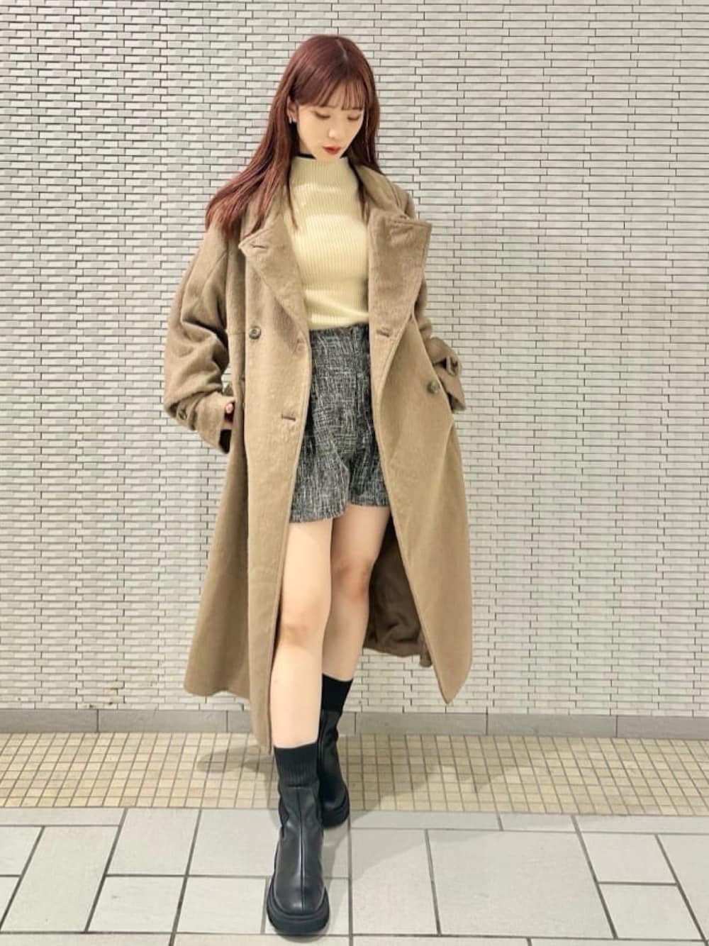 「クリスマスに着たい服、クリスマスコーデ、冬のコーデ、デートコーデ、お出かけコーデ、ロングコート、ウールコート、シャギーコート、ツイードパンツ、ハイネック、ショートブーツ、アルシーヴ(archives)、綺麗めコーデ、イルミネーション、テーマパークコーデ」｜「archivesのＨＷツイードタックショートパンツ（その他パンツ、ブラック系）」を使った、archivesさん（レディース・157cm）の冬コーディネートの1枚目の写真