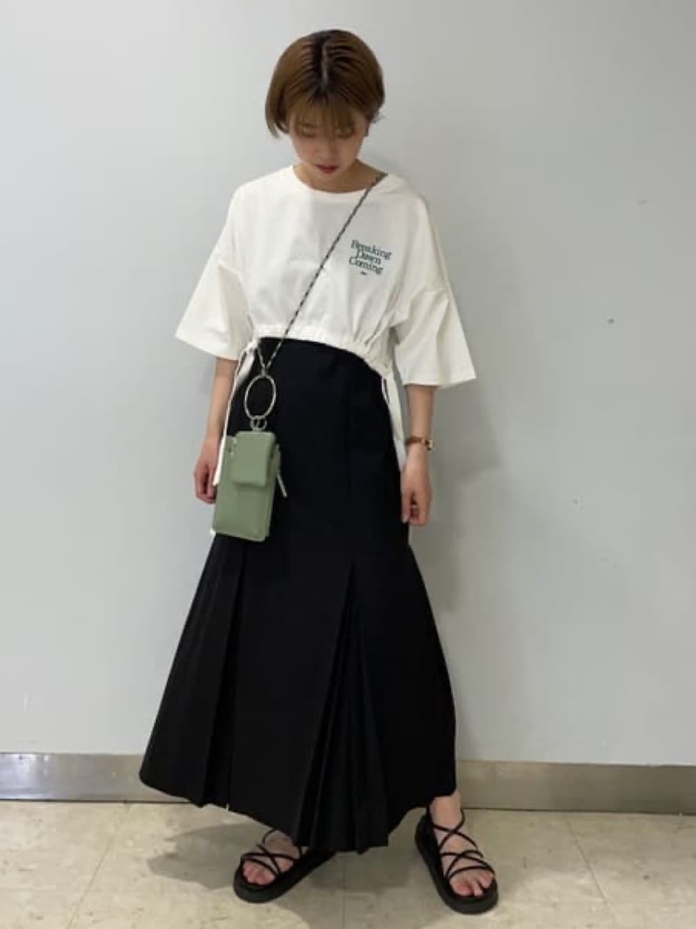 「アルシーヴ(archives)、アルシーヴ、archives、春夏コーデ、夏コーデ、オトナカジュアル、ラフ、低身長、Tシャツ、白Tシャツ、ロゴT、キャミワンピ、モノトーン、スポーツサンダル」｜「archivesのドロストＴ（Tシャツ/カットソー、ホワイト系）」を使った、archivesさん（レディース・155cm）の春コーディネートの1枚目の写真