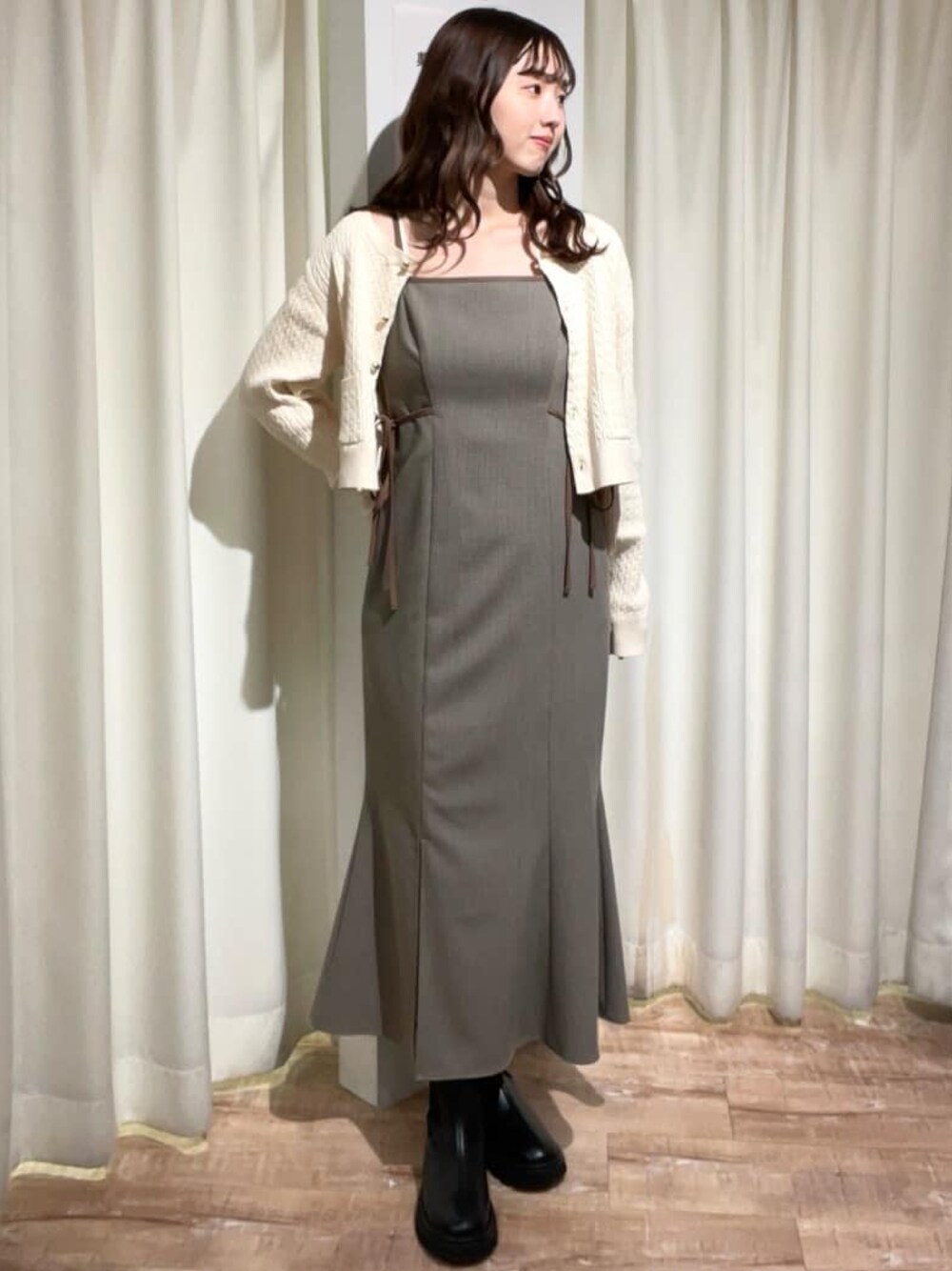 「ブラウン、カーディガン、ケーブルニット、ニット、キャミワンピ、ワンピース、お出かけコーデ、デートコーデ、あざとかわいい、きれいめコーデ、ショートブーツ、アルシーヴ(archives)、archivesワンピース、ガーリーコーデ」｜「archivesのモチモチケーブルニットカーディガン（ニット/セーター、ホワイト系）」を使った、archivesさん（レディース・158cm）の秋コーディネートの1枚目の写真