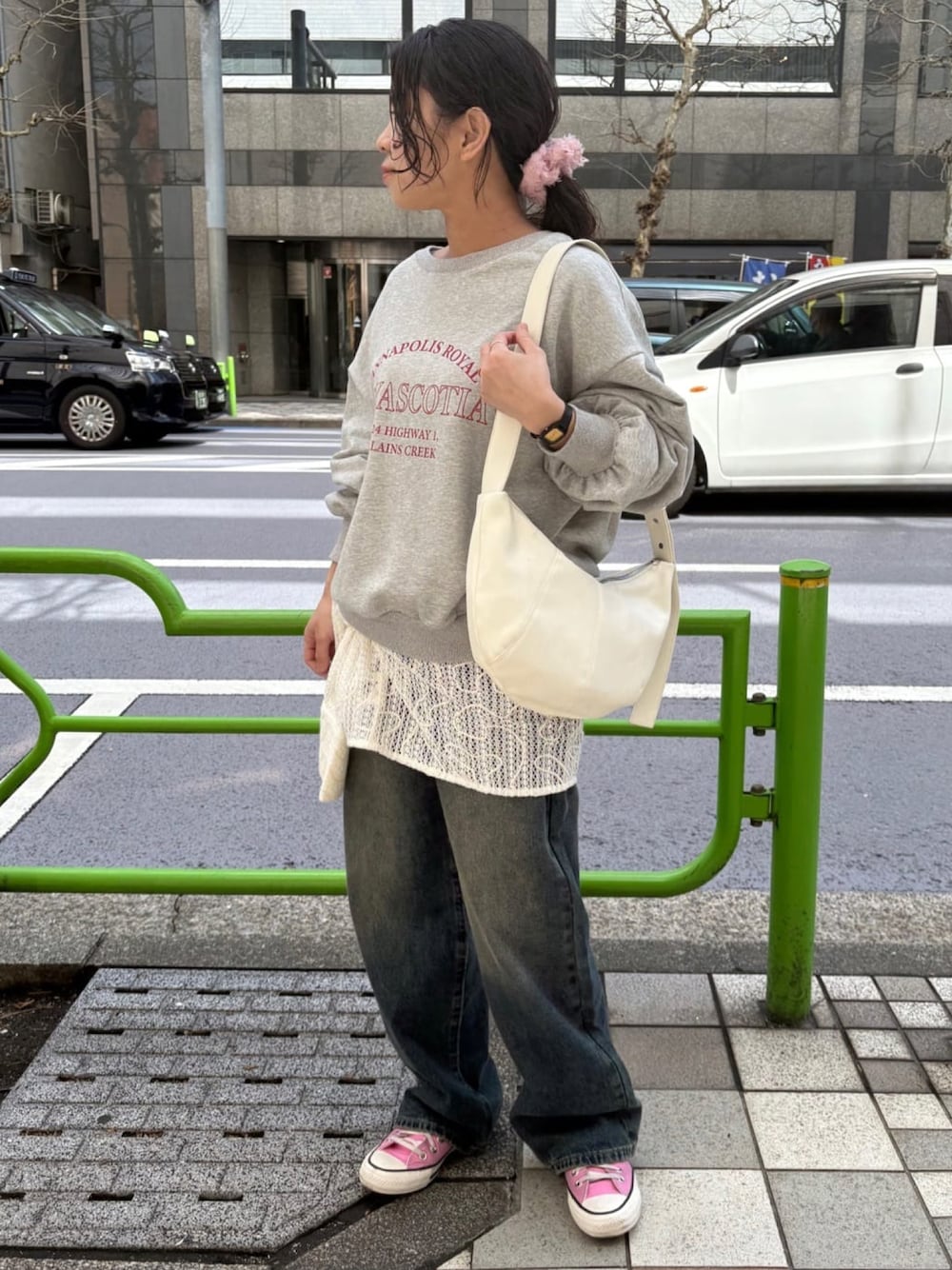 「ラフコーデ、休日、楽チンコーデ、デニム、レースシャツ、シャツ腰巻き、スウェット、カジュアルコーデ、カジュアル、ロゴスウェット、シャツアレンジ、アルシーヴ(archives)、アルシーヴ、archives」｜「archivesのロゴミドルスウェット（スウェット、グレー系）」を使った、archivesさん（骨格ストレート・レディース・150cm）の春コーディネートの1枚目の写真