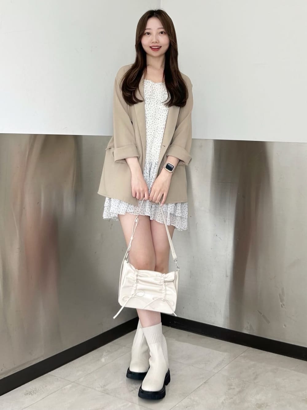 「春めき満開コーデ、ジャケット、テーラードジャケット、春色、花柄、花柄ワンピース、キャミワンピ、春コーデ、アルシーヴ(archives)、アルシーヴ、archives」｜「archivesの【夏まで使える！】ダブルテーラードジャケット（テーラードジャケット、ベージュ系）」を使った、archivesさん（骨格ウェーブ・レディース・160cm）の春コーディネートの1枚目の写真