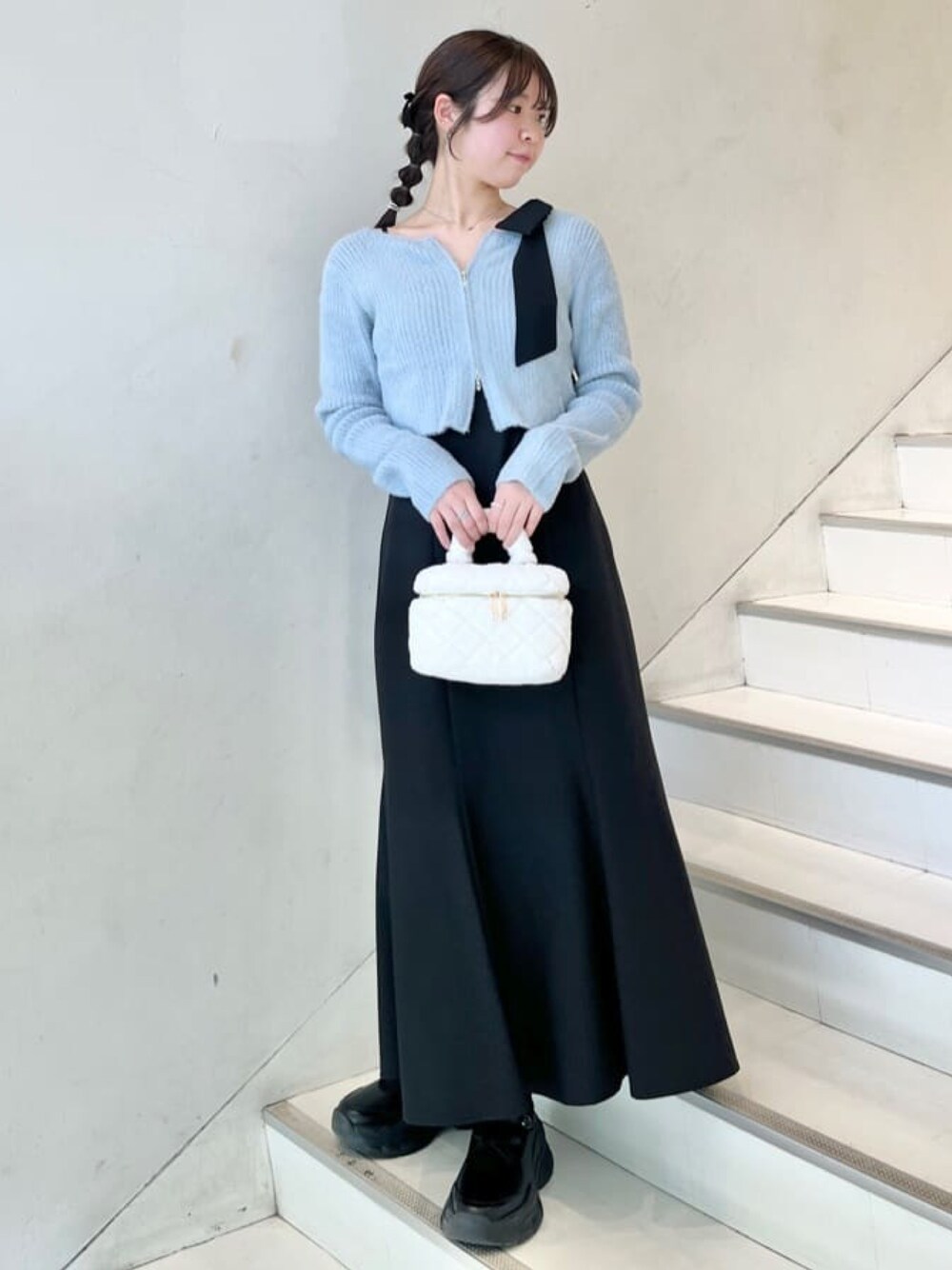 「オトナ女子、おでかけコーデ、休日スタイル、オトナカワイイ、ジップニット、フェザーニット、ワンピース、レイヤードスタイル、冬コーデ、キルティング、マイベストコーデ2024、アルシーヴ(archives)、archivesワンピース」｜「archivesのフェザーＷジップリブニット（ニット/セーター、ブルー系）」を使った、archivesさん（レディース・162cm）の冬コーディネートの1枚目の写真