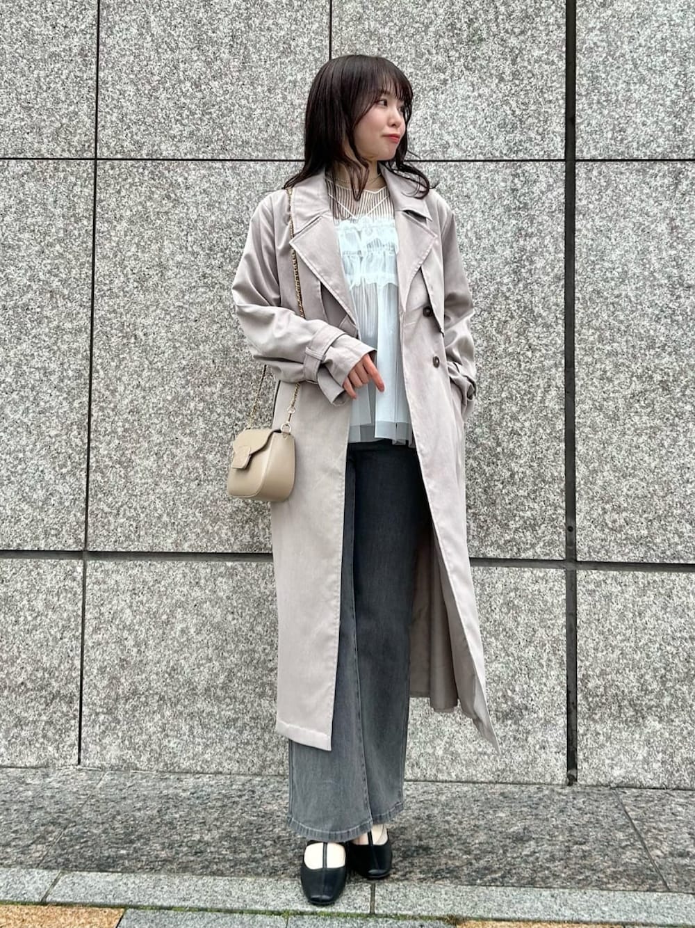 「春のおしゃ見えテクニック、春服みてみて、春コーデ、トレンチコート、チュール、チュールトップス、チュールチュニック、デニム、お出かけコーデ、春アウター、おでかけコーデ、大人かわいい、カジュアルコーデ、パンツコーデ、アルシーヴ(archives)」｜「archivesのフリルチュールキャミチュニック（その他トップス、ブラック系）」を使った、archivesさん（レディース・162cm）の春コーディネートの1枚目の写真