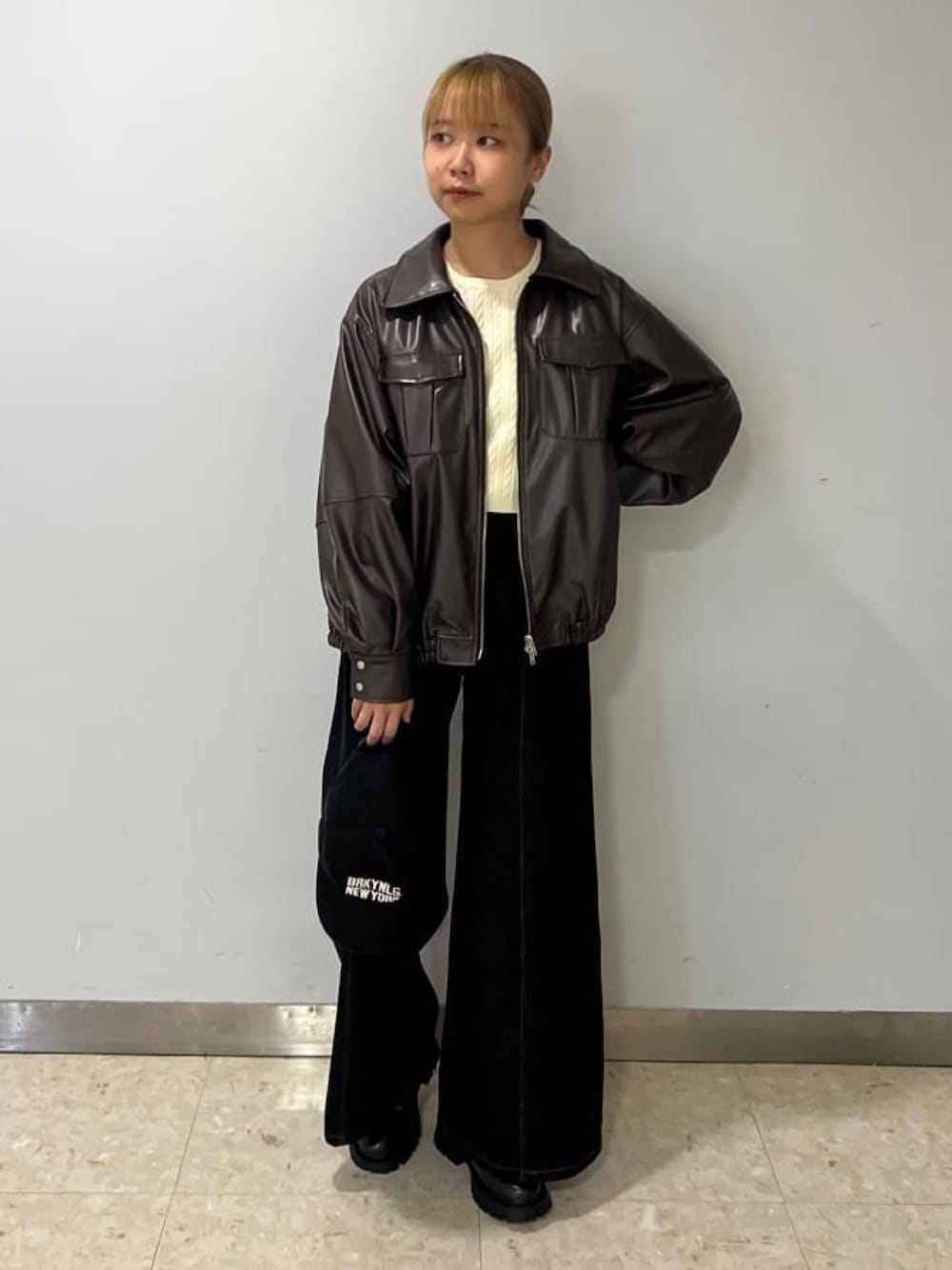 「レザー、秋っぽコーデ更新中、テーマパークコーデ、お出かけコーデ、秋服準備はじめました、オトナカワイイ、パンツスタイル、初秋コーデ、レザージャケット、ワイドデニム、アルシーヴ(archives)、ケーブルニット」｜「archivesのフェイクレザーミドルブルゾン（ブルゾン、ブラウン系）」を使った、archivesさん（レディース・165cm）の秋コーディネートの1枚目の写真