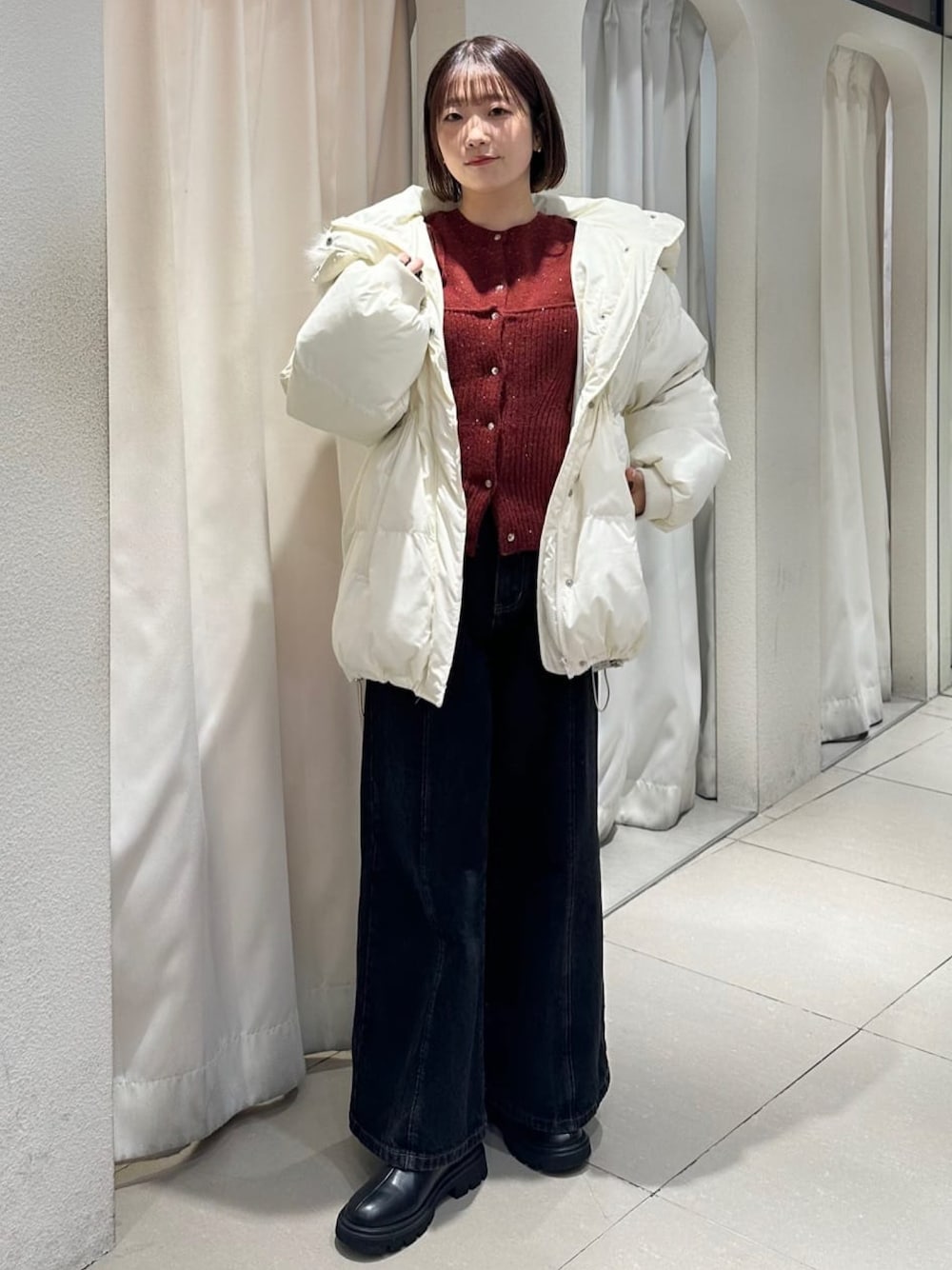 「冬コーデ、クリスマスに着たい服、マイベストコーデ2024、お出かけコーデ、休日スタイル、赤、ニット、デニム、ダウンジャケット、韓国ファッション、デニムコーデ、きれいめカジュアル、アルシーヴ(archives)、テーマパークコーデ」｜「archivesのマルチｗａｙラメニットアンサンブル（ニット/セーター、レッド系）」を使った、archivesさん（レディース・157cm）の冬コーディネートの1枚目の写真