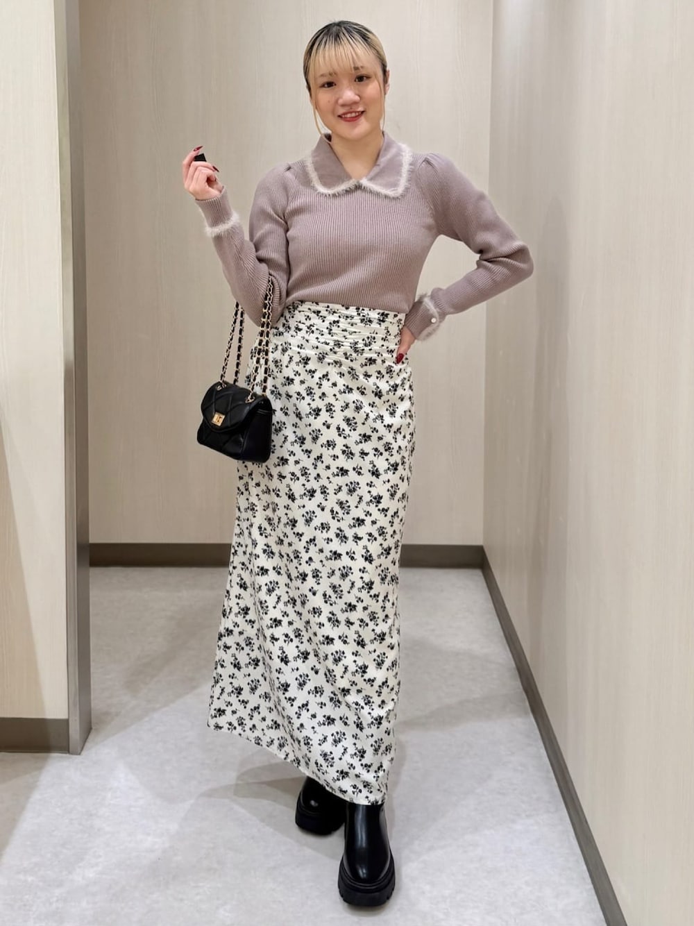 「冬コーデ、クリスマスに着たい服、マイベストコーデ2024、休日スタイル、お出かけコーデ、テーマパークコーデ、襟付きトップス、ニット、マーメイドスカート、花柄スカート、ミニバッグ、ブーツ、キルティングバッグ、アルシーヴ(archives)、archivesスカート」｜「archivesのフェザーパイピングカラーリブニット（ニット/セーター、ピンク系）」を使った、archivesさん（レディース・150cm）の冬コーディネートの1枚目の写真