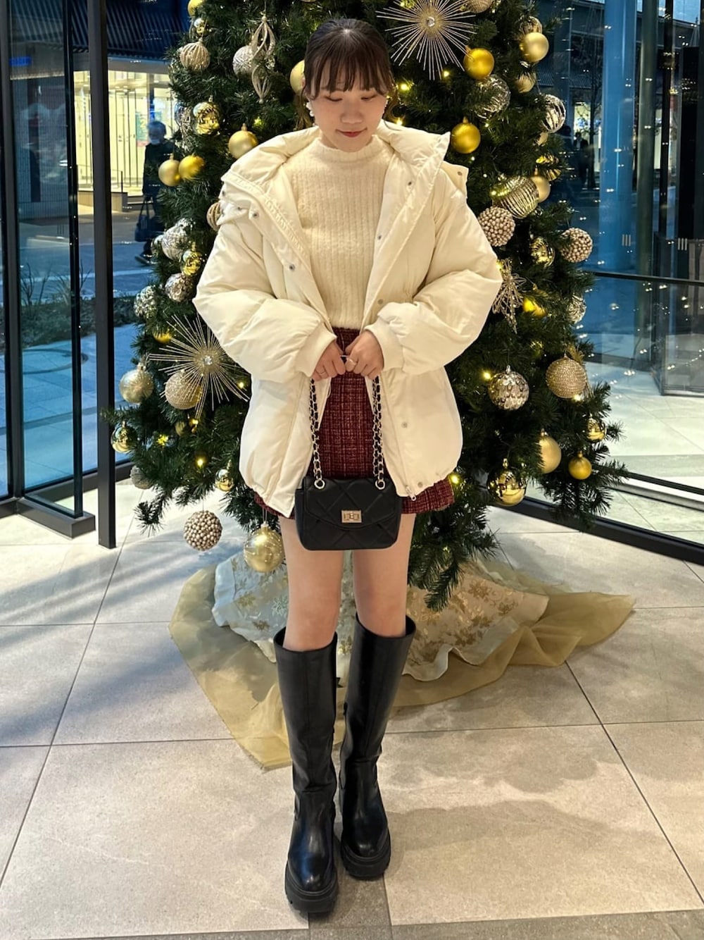 「冬コーデ、ホワイトコーデ、クリスマスに着たい服、マイベストコーデ2024、冬アウター、ダウンジャケット、ファーアウター、ニット、ミニバッグ、キルティングバッグ、お出かけコーデ、テーマパークコーデ、休日スタイル、アルシーヴ(archives)、archivesスカート」｜「archivesのショルダーシアーリブフェザーニット（ニット/セーター、ホワイト系）」を使った、archivesさん（レディース・166cm）の冬コーディネートの1枚目の写真