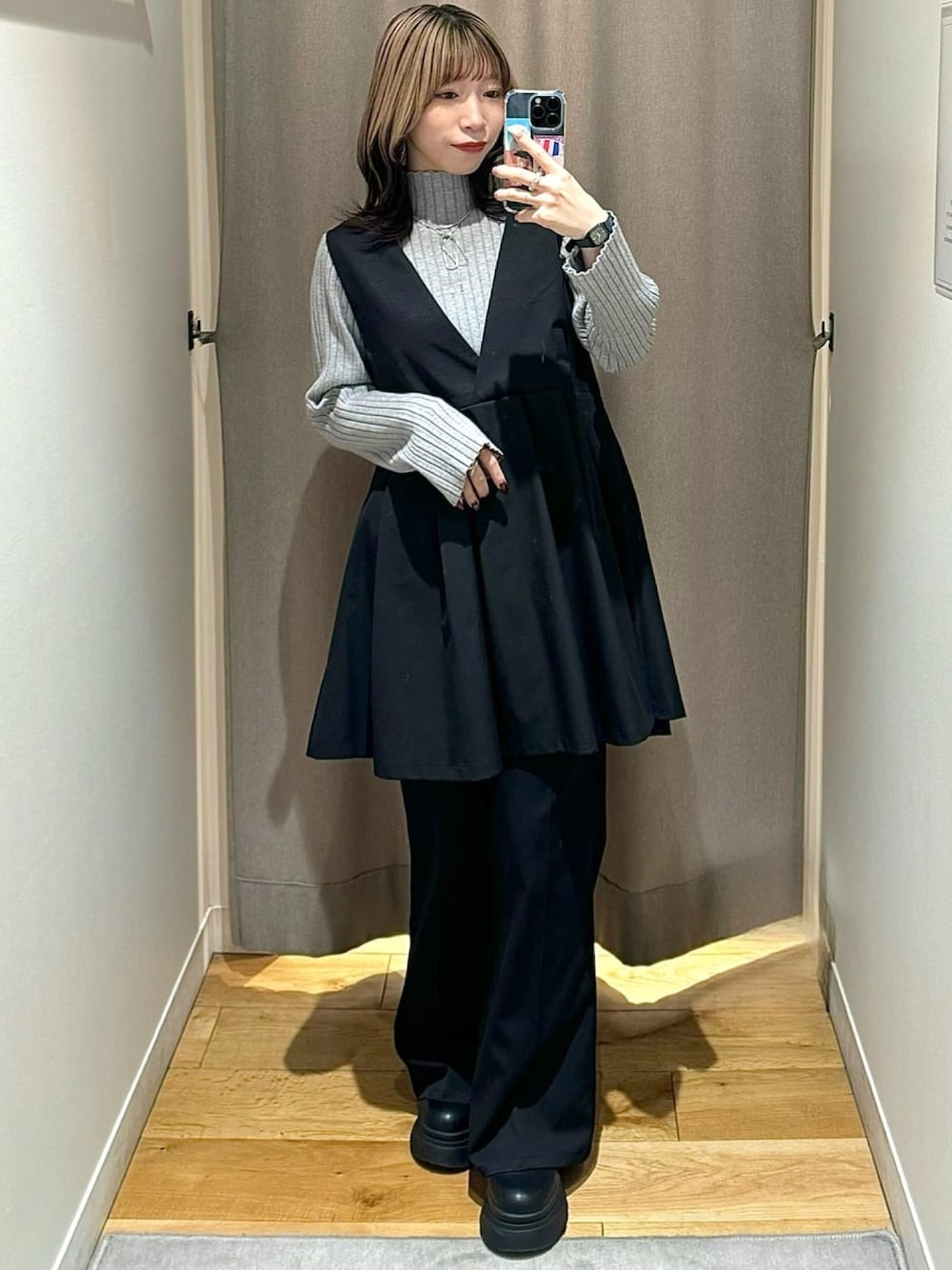 「冬コーデ、クリスマスに着たい服、マイベストコーデ2024、クリスマスコーデ、お出かけコーデ、オトナカワイイ、モノトーンコーデ、韓国ファッション、レイヤードスタイル、リブニット、きれいめカジュアル、アルシーヴ(archives)、archivesワンピース」｜「archivesの【Ltd.】2way Mini One-piece（ワンピース、ブラック系）」を使った、archivesさん（レディース・152cm）の冬コーディネートの1枚目の写真