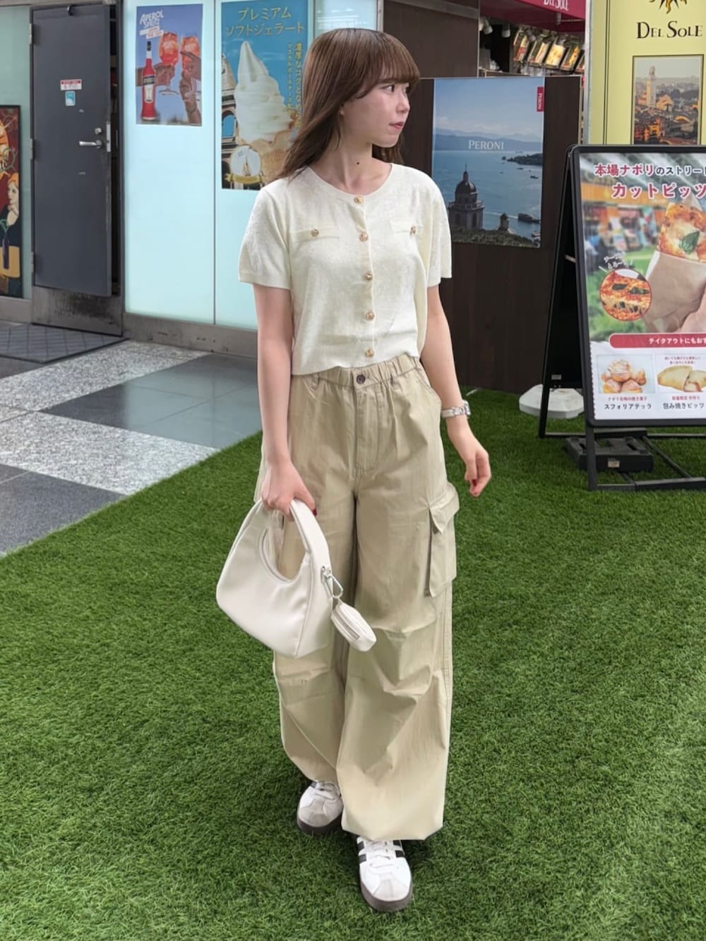 「アルシーヴ(archives)、アルシーヴ、archives、チノパン、チノパンツ、カーゴパンツ、カーゴパンツコーデ、半袖カーディガン、カーディガン、夏コーデ、2025ss」｜「archivesのチノカーゴパンツ（カーゴパンツ、ベージュ系）」を使った、archivesさん（骨格ウェーブ・レディース・157cm）の春コーディネートの1枚目の写真