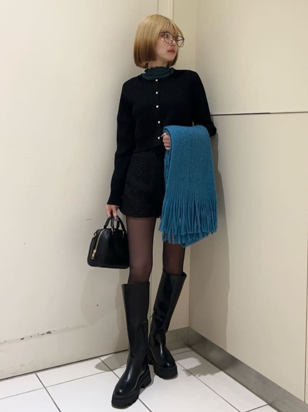 「冬コーデ、クリスマスに着たい服、マイベストコーデ2024、モノトーン、ケーブルニット、カーディガン、ニット、ツイードパンツ、ボストンバッグ、ストール、ロングブーツ、テーマパークコーデ、アルシーヴ(archives)」｜「archivesのモチモチケーブルニットカーディガン（ニット/セーター、ブラック系）」を使った、archivesさん（レディース・159cm）の冬コーディネートの1枚目の写真