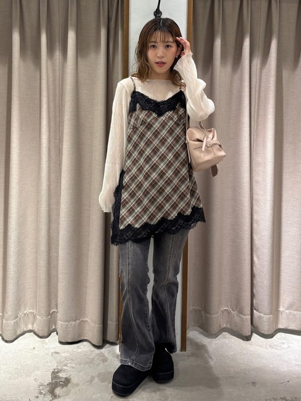 ホワイト系のTシャツ/カットソー、ブラウン系のワンピース、ピンク系のボストンバッグを着用したレディースの秋コーディネートの1枚目の写真