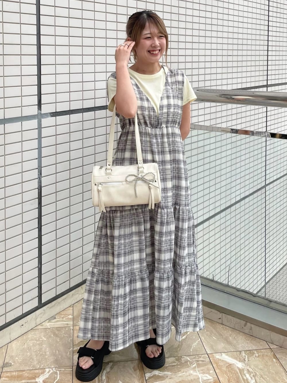 「アルシーヴ(archives)、アルシーヴ、archives、archivesワンピース、ワンピース、レイヤードスタイル、ノースリーブワンピース、夏コーデ、夏ワンピース、チェック、チェック柄、152cm」｜「archivesの’アソート２ｗａｙカシュクールノースリワンピース’（ワンピース、グレー系）」を使った、archivesさん（骨格ストレート・レディース・152cm）の春コーディネートの1枚目の写真