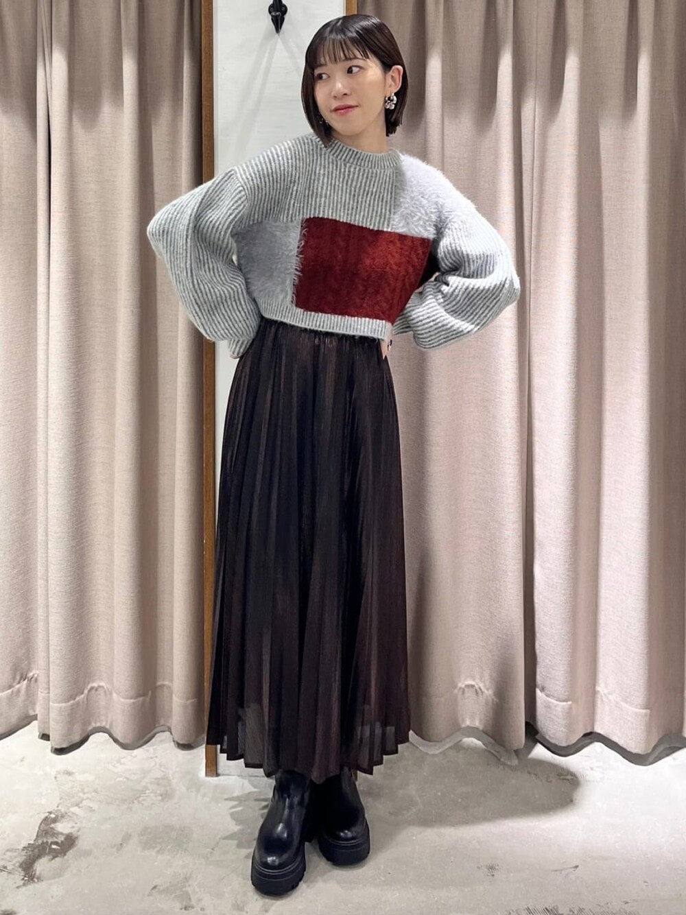 「ニット、ニットコーデ、ショートニット、プリーツスカート、グリッタースカート、休日スタイル、大人カジュアル、スカートスタイル、お出かけコーデ、クリスマスコーデ、アルシーヴ(archives)、archivesスカート」｜「archivesのファブリックブロッキングニット（ニット/セーター、グレー系）」を使った、archivesさん（レディース・157cm）の秋コーディネートの1枚目の写真