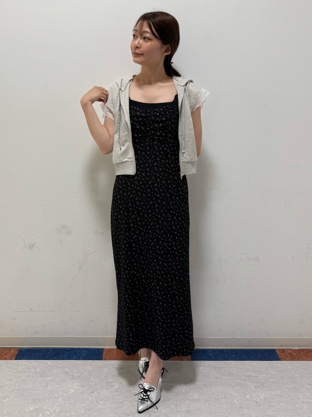 グレー系のパーカー、ブラック系のワンピース、グレー系のパンプスを着用したレディースの夏コーディネートの1枚目の写真