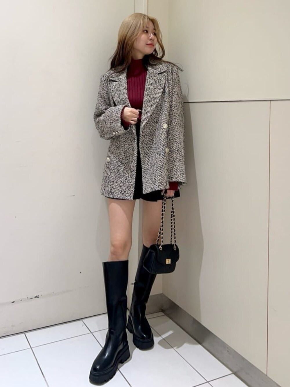 「冬コーデ、クリスマスに着たい服、マイベストコーデ2024、お出かけコーデ、赤、ショートパンツ、ジャケット、ジャケットスタイル、ミニバッグ、キルティングバッグ、デートコーデ、韓国ファッション、アルシーヴ(archives)、テーマパークコーデ」｜「archivesのヘリンボーンダブルジャケットコート（チェスターコート、ベージュ系）」を使った、archivesさん（レディース・159cm）の冬コーディネートの1枚目の写真