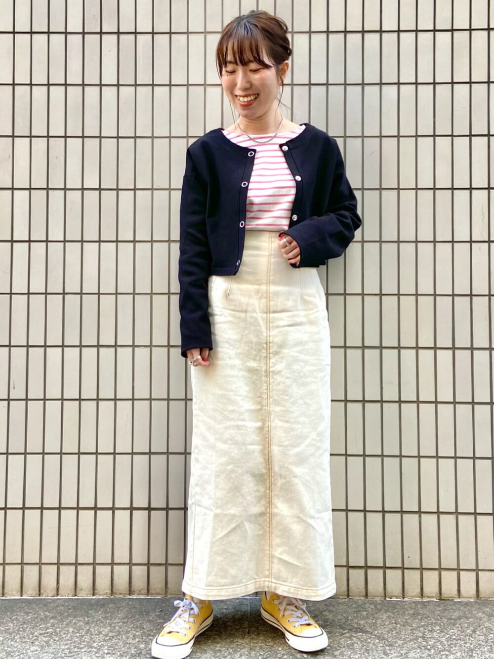 「archives、アルシーヴ(archives)、春服みてみて、春色、カジュアルコーデ、スニーカー、コンバース、converse、ボーダー、イエロー、ピンク」｜「archivesのテレコカーディガン（カーディガン/ボレロ、ブラック系）」を使った、archivesさん（レディース・158cm）の春コーディネートの1枚目の写真