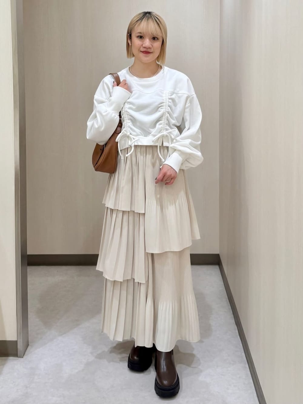 「休日スタイル、ゆるコーデ、リラックススタイル、お出かけコーデ、スウェット、ティアードスカート、プリーツティアードスカート、スカートコーデ、春コーデ、ハンドバッグ、アルシーヴ(archives)、archivesスカート」｜「archivesのドロストショートスウェット（スウェット、ホワイト系）」を使った、archivesさん（レディース・150cm）の冬コーディネートの1枚目の写真