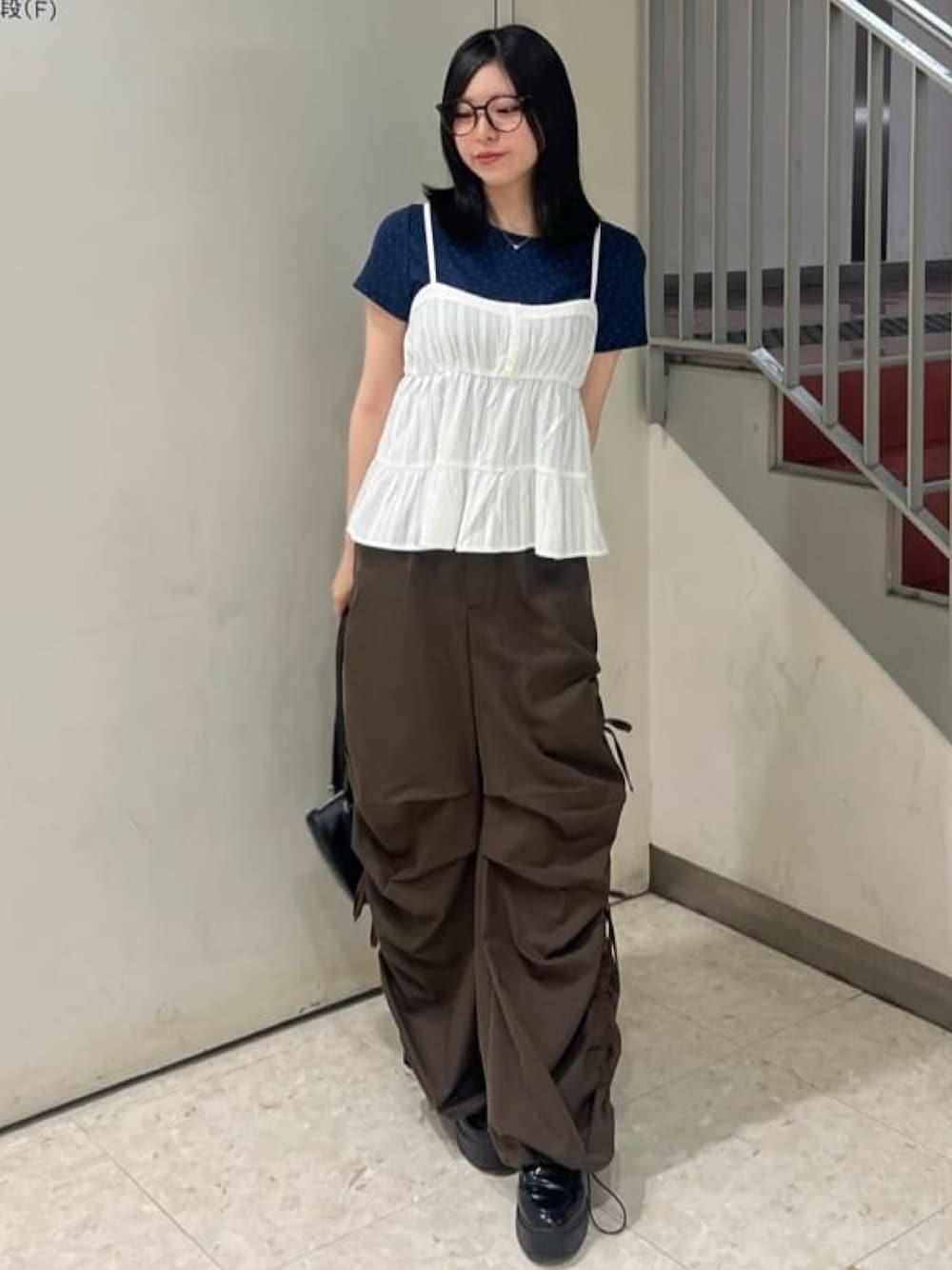 「夏ルックで気分アップ、カーゴパンツ、花柄、セットアイテム、刺繍、ビスチェ、韓国ファッション、韓国コーデ、カジュアル、甘めカジュアル、アルシーヴ(archives)、アルシーヴ、archives」｜「archivesの花柄針抜きカットＴＯＰＳ×からみ刺繍フレアキャミＳＥＴ（アンサンブル、ブルー系）」を使った、archivesさん（骨格ストレート・レディース・159cm）の夏コーディネートの1枚目の写真