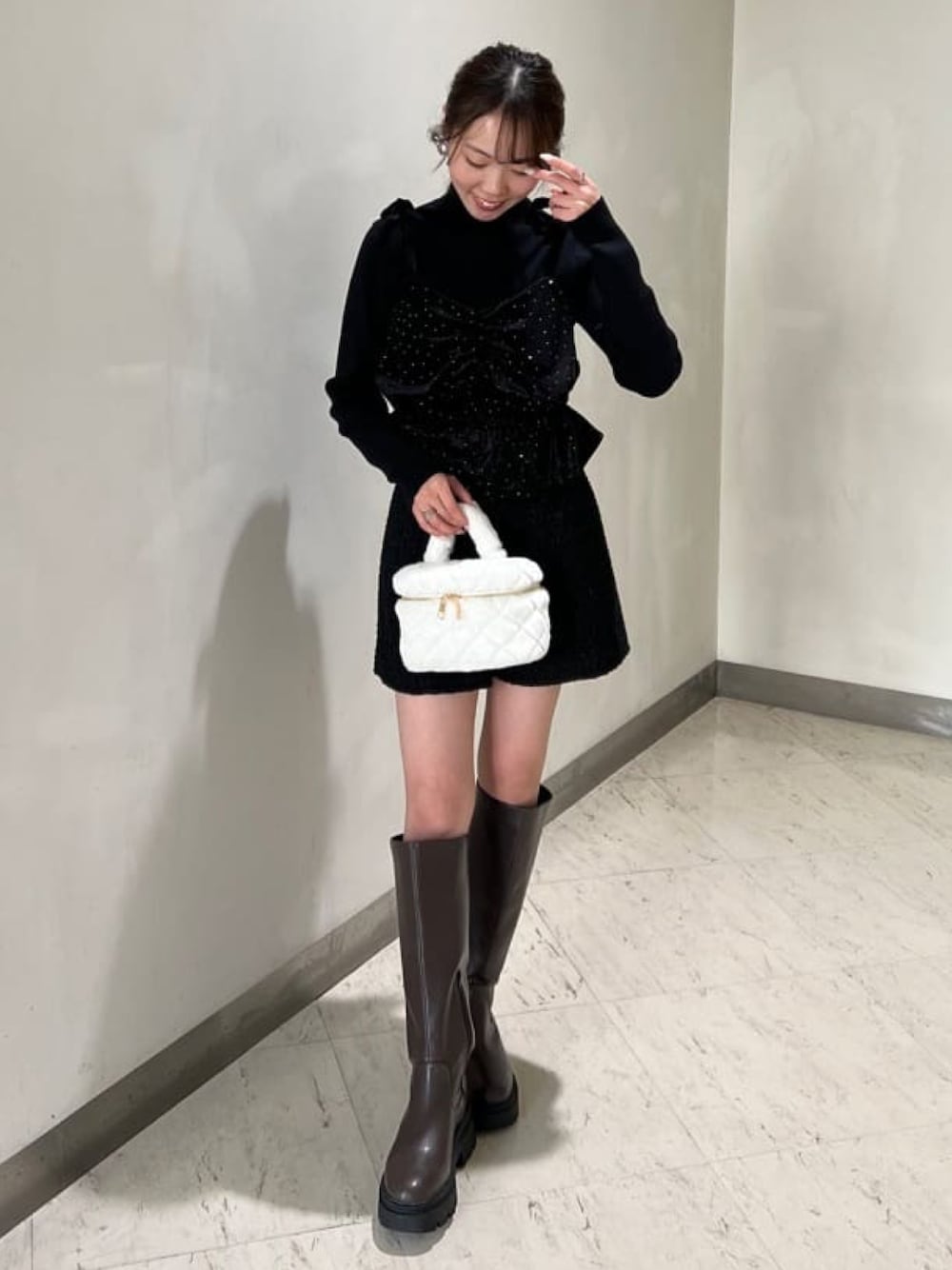 「クリスマスに着たい服、クリスマスコーデ、デートコーデ、大人ガーリー、ベロア、セットアイテム、ツイードパンツ、キルティングバッグ、ファーバッグ、ロングブーツ、モノトーン、韓国ファッション、アルシーヴ(archives)」｜「archivesのビジューベロアビスチェ×リブニットＳＥＴ（ニット/セーター、ブラック系）」を使った、archivesさん（レディース・156cm）の冬コーディネートの1枚目の写真