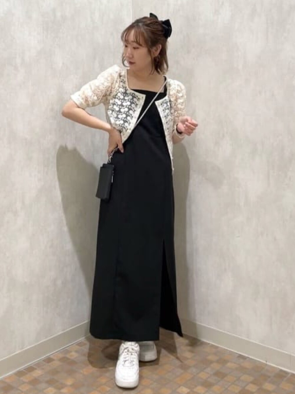 「アルシーヴ(archives)、アルシーヴ、archives、春夏コーデ、今日のコーデ、夏、夏コーデ、ワンピーススタイル、ブラック、サンダル、レース、キャミワンピ、スニーカー」｜「archivesのチュールレースタック半袖ブラウス（シャツ/ブラウス、ホワイト系）」を使った、archivesさん（レディース・157cm）の夏コーディネートの1枚目の写真