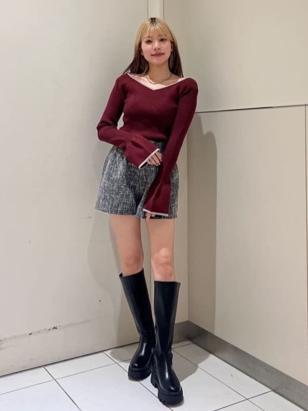 「ニット、リブニット、ツイード、ツイードショートパンツ、ツイードパンツ、ロングブーツ、大人カジュアル、赤ニット、最近のいい感じコーデ、アルシーヴ(archives)」｜「archivesの配色ハートネックリブニット（ニット/セーター、レッド系）」を使った、archivesさん（レディース・159cm）の秋コーディネートの1枚目の写真