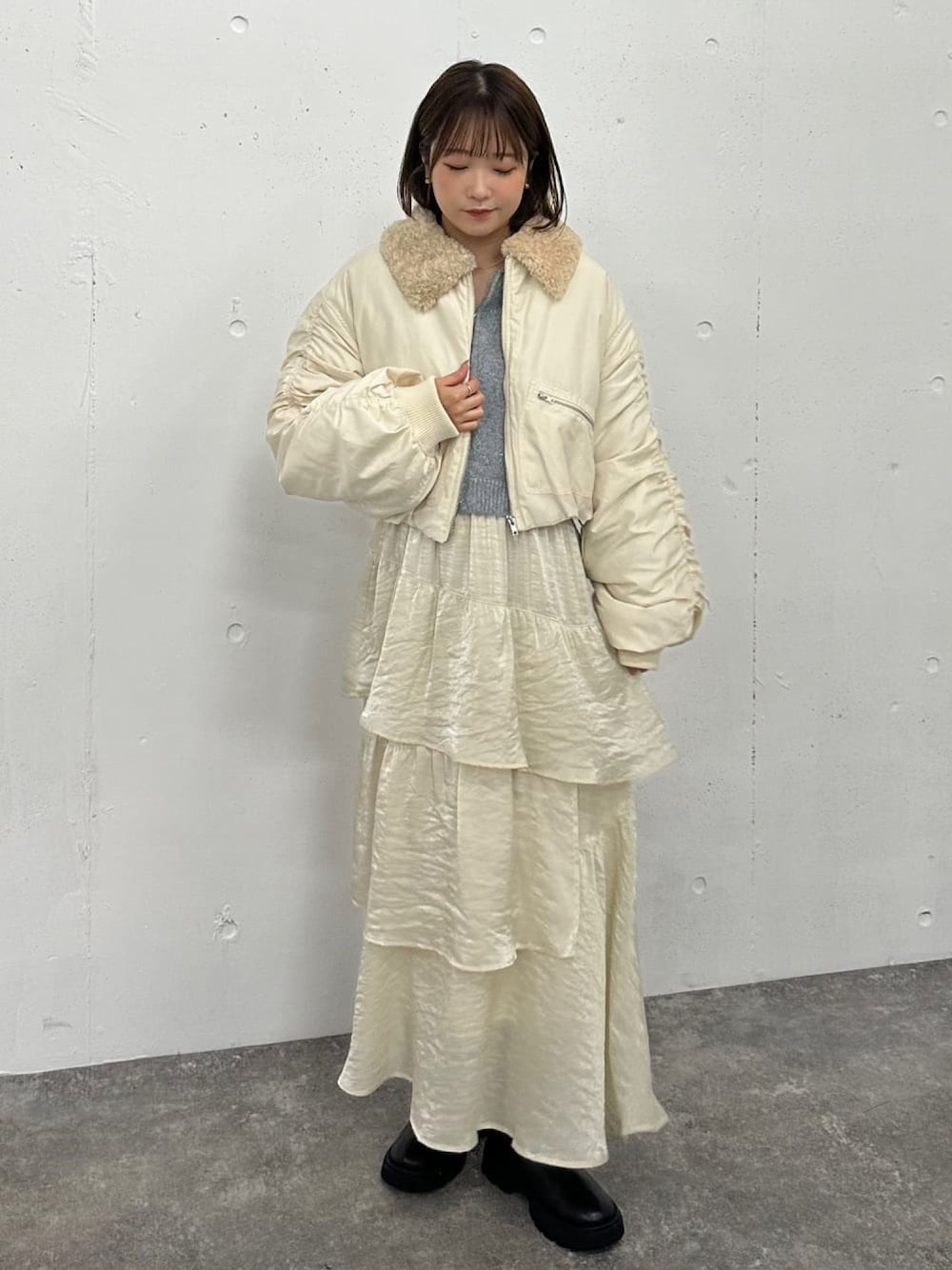「アウター、ショートアウター、MA-1、ティアードスカート、ショートブーツ、お出かけコーデ、秋冬コーデ、アウターコーデ、大人カジュアル、スカートスタイル、アルシーヴ(archives)、archivesスカート、淡色コーデ、ワントーンコーデ」｜「archivesの２ｗａｙボアカラーＭＡ１（MA-1、ホワイト系）」を使った、archivesさん（レディース・157cm）の秋コーディネートの1枚目の写真