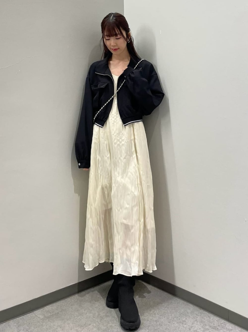 「春のおしゃ見えテクニック、春のNewスタイル、ブルゾン、春アウター、スポーツミックス、スポーティ、キャミワンピ、キャミワンピース、モノトーンコーデ、大人かわいい、ワンピース、大人カジュアル、アルシーヴ(archives)、ブーツ、archivesワンピース」｜「archivesのリンクルシャイニーキャミワンピース（ワンピース、ホワイト系）」を使った、archivesさん（レディース・157cm）の春コーディネートの1枚目の写真