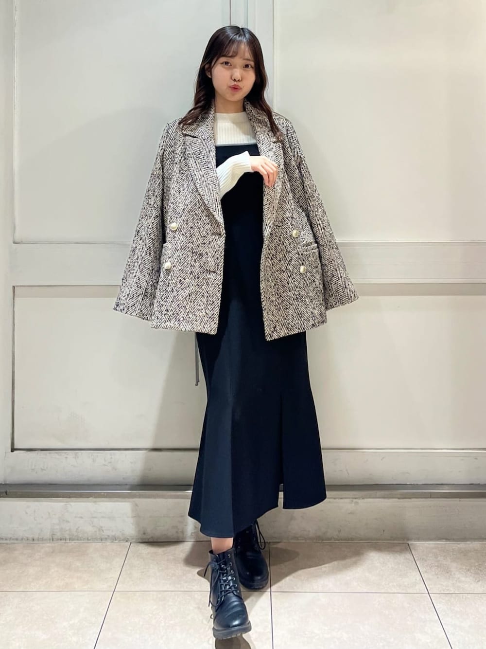 「クリスマスに着たい服、クリスマスコーデ、お出かけコーデ、綺麗めコーデ、オトナカワイイ、テーラードジャケット、キャミワンピ、レイヤードスタイル、ワンピーススタイル、ジャケットスタイル、アウターコーデ、アルシーヴ(archives)、archivesワンピース」｜「archivesのヘリンボーンダブルジャケットコート（チェスターコート、ベージュ系）」を使った、archivesさん（レディース・165cm）の冬コーディネートの1枚目の写真