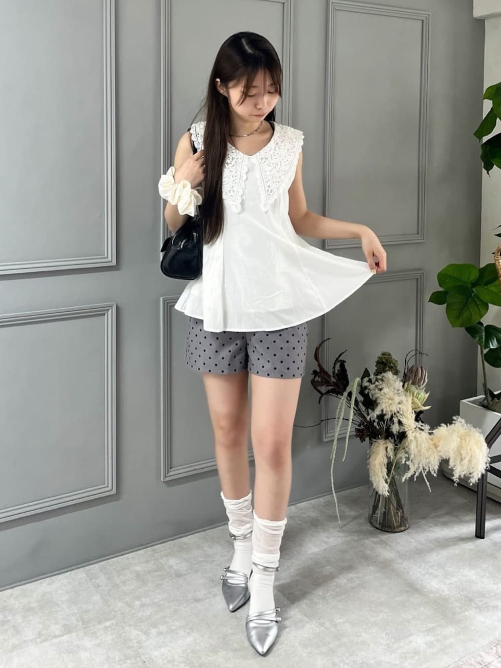 グレー系のその他パンツ、ホワイト系のシャツ/ブラウス、ブラック系のボストンバッグを着用したレディースの夏コーディネートの1枚目の写真