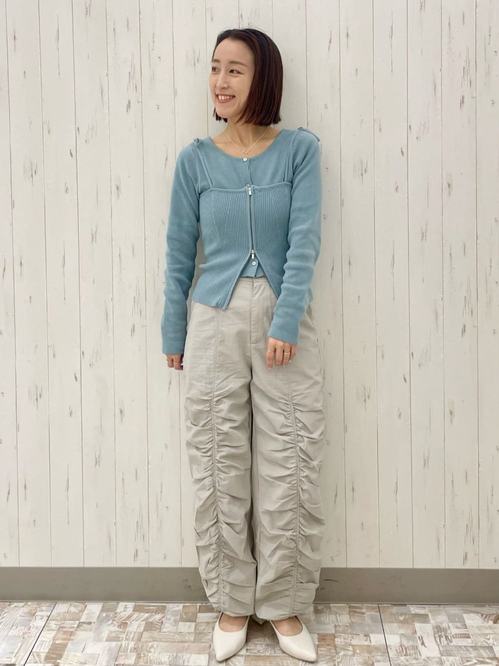 「春のおしゃ見えテクニック、春服みてみて、春コーデ、アンサンブル、アンサンブルニット、セットアイテム、春ニット、カラーニット、パラシュートパンツ、カーゴパンツ、パンツコーデ、大人カジュアル、スポーティ、archives、アルシーヴ(archives)」｜「archivesのマルチwayニットカーデアンサンブル（アンサンブル、オレンジ系）」を使った、archivesさん（レディース・157cm）の春コーディネートの1枚目の写真