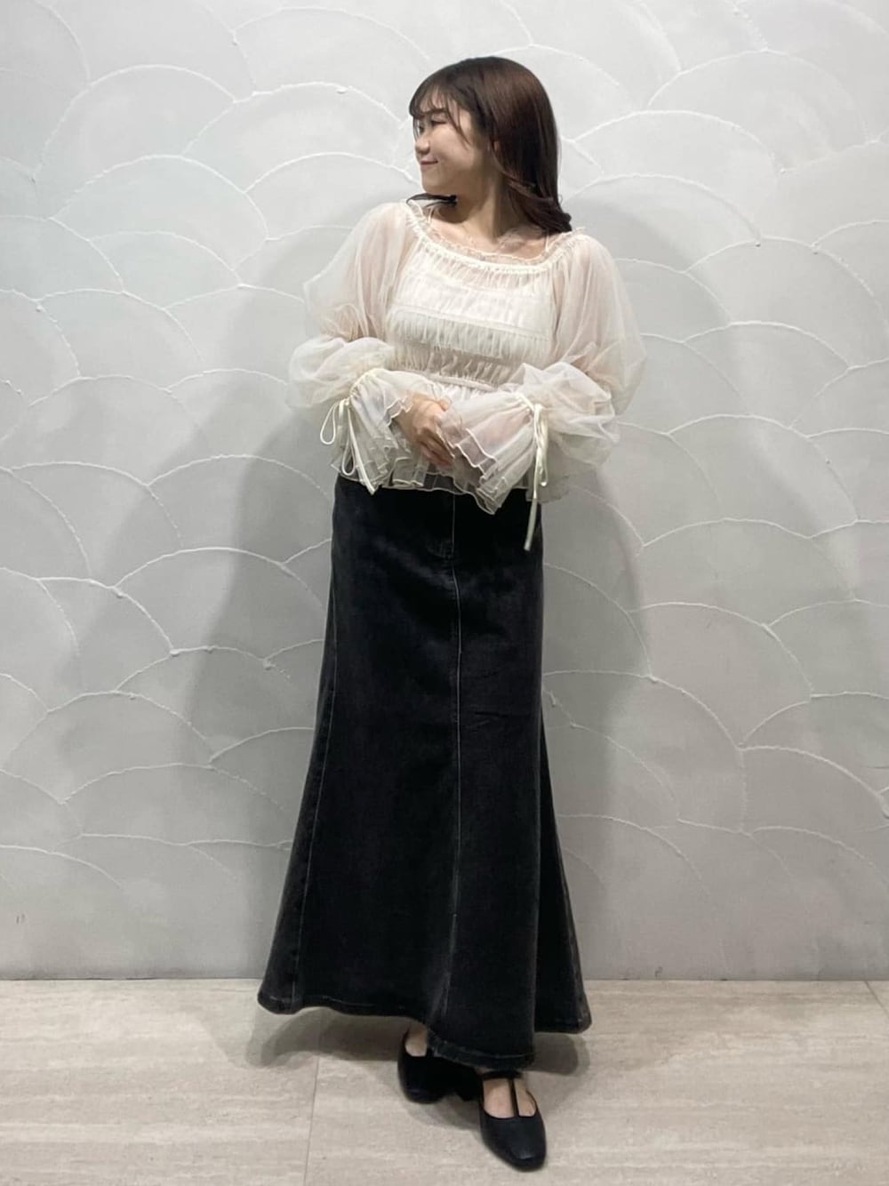 「春ファッション、お出かけコーデ、春ブラウス、シアートップス、オトナカジュアル、ブラウス、ブラウスコーデ、チュールトップス、デニムスカート、マーメイドスカート、モノトーンコーデ、肌見せ、袖ボリューム、大人コーデ」｜「archivesのシャーリングオフショルチュールTOPS（シャツ/ブラウス、ホワイト系）」を使った、archivesさん（レディース・148cm）の春コーディネートの1枚目の写真