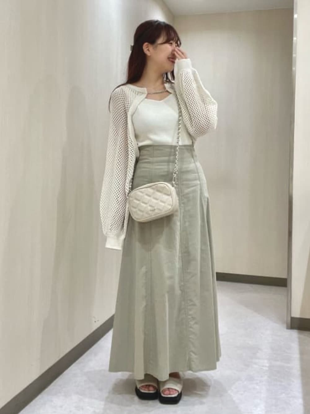 「お出かけコーデ、シンプルスタイル、きれいめカジュアル、今日のコーデ、初夏コーデ、春夏コーデ、ミニバッグ、メッシュトップス、ショルダーバッグ、カーディガン、ボレロ、スカート、スカートスタイル、アルシーヴ(archives)、archives」｜「archivesのシルバーチェーンニットボレロアンサンブル（アンサンブル、ホワイト系）」を使った、archivesさん（レディース・158cm）の夏コーディネートの1枚目の写真