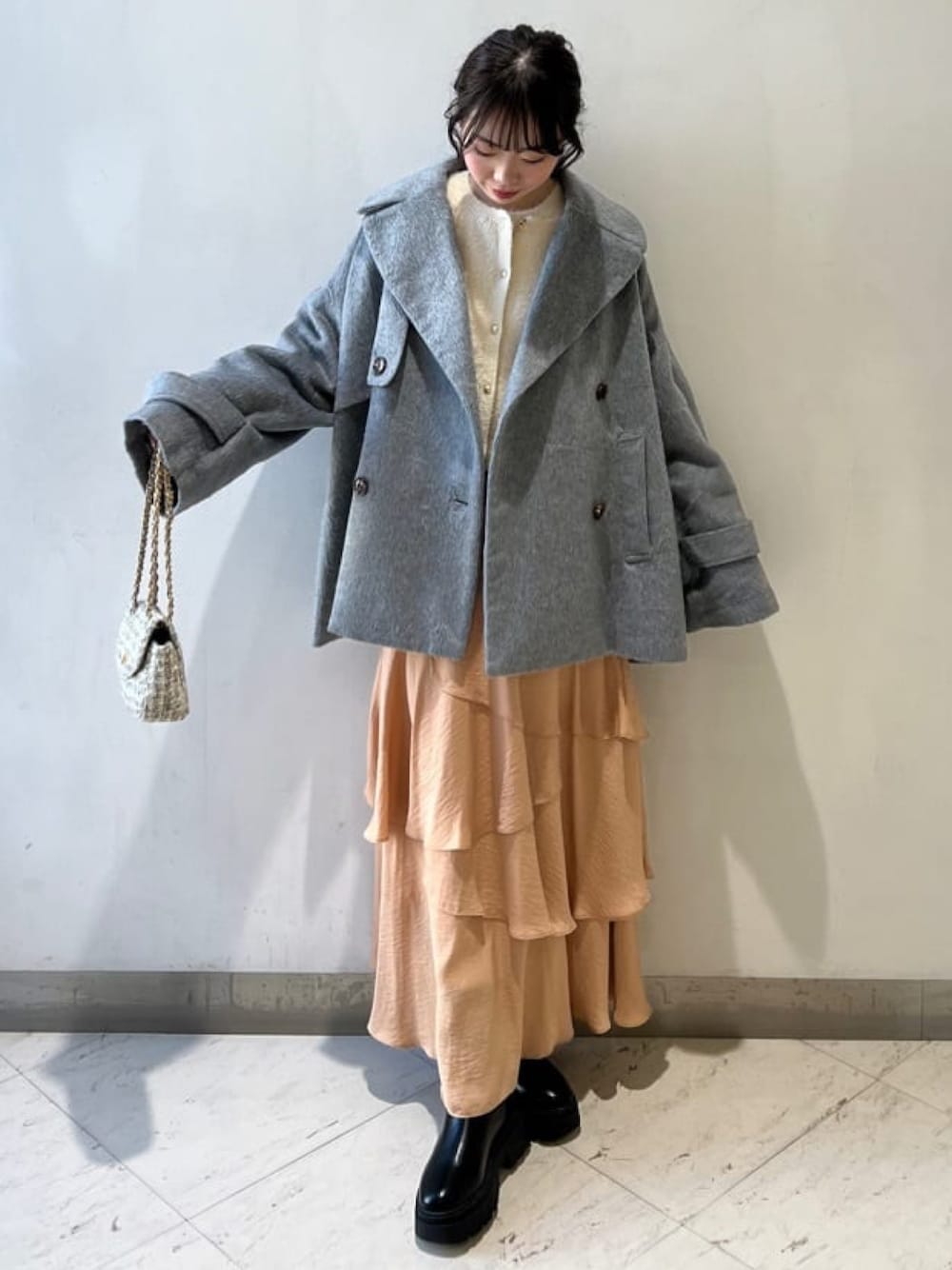 「冬コーデ、クリスマスに着たい服、マイベストコーデ2024、ウールコート、冬アウター、ティアードスカート、きれいめカジュアル、ブーツ、休日スタイル、テーマパークコーデ、アルシーヴ(archives)、archivesスカート」｜「archivesのハーフ丈ダブルコート（チェスターコート、グレー系）」を使った、archivesさん（レディース・156cm）の冬コーディネートの1枚目の写真
