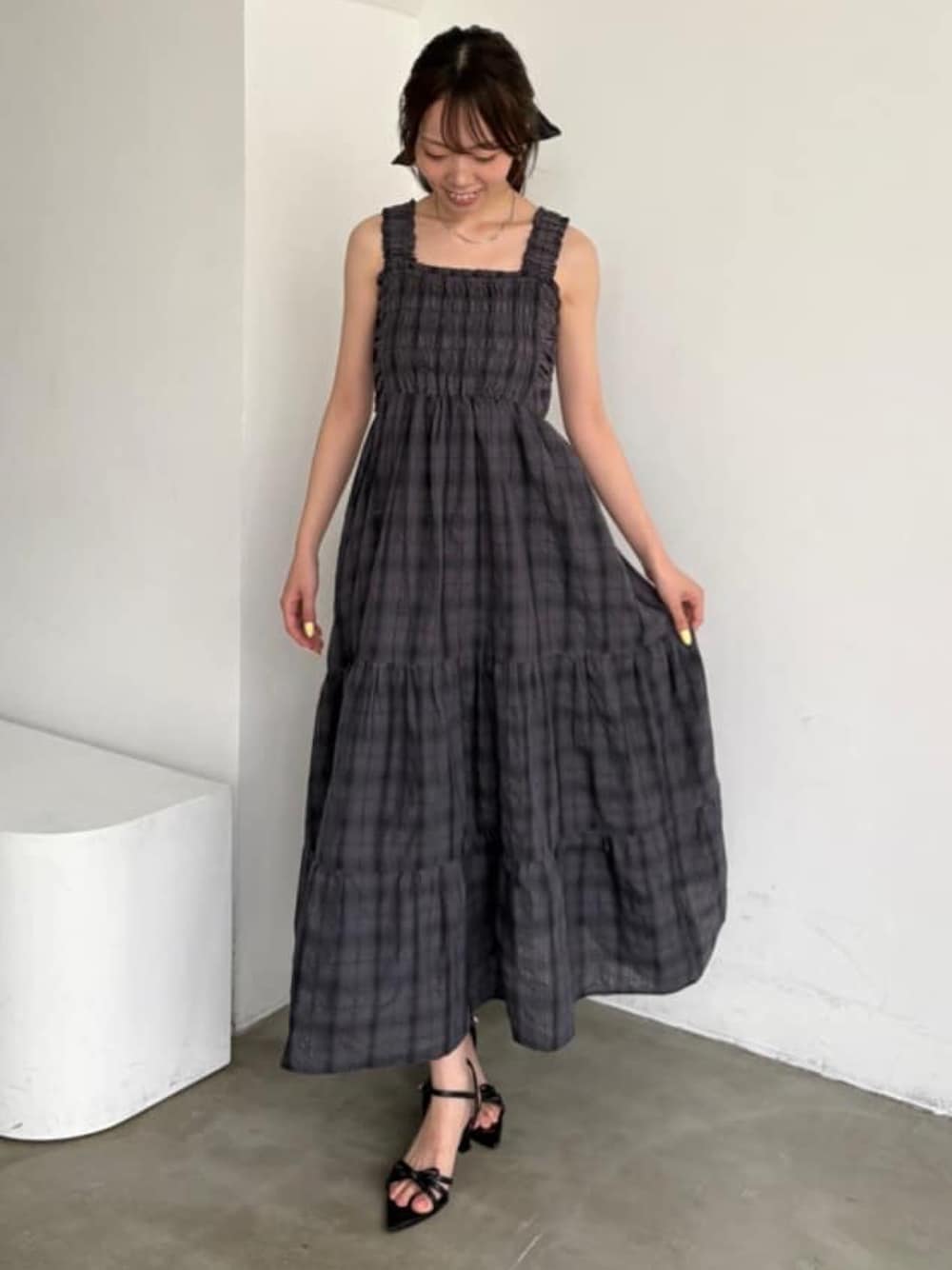 「アルシーヴ、アルシーヴ(archives)、archives、チェック、ワンピース、シュシュ、韓国ファッション、大人ガーリー、ガーリーコーデ、フェミニン」｜「archivesのシュシュ付チェックシャーリングワンピース（ワンピース、グレー系）」を使った、archivesさん（骨格ウェーブ・レディース・156cm）の夏コーディネートの1枚目の写真