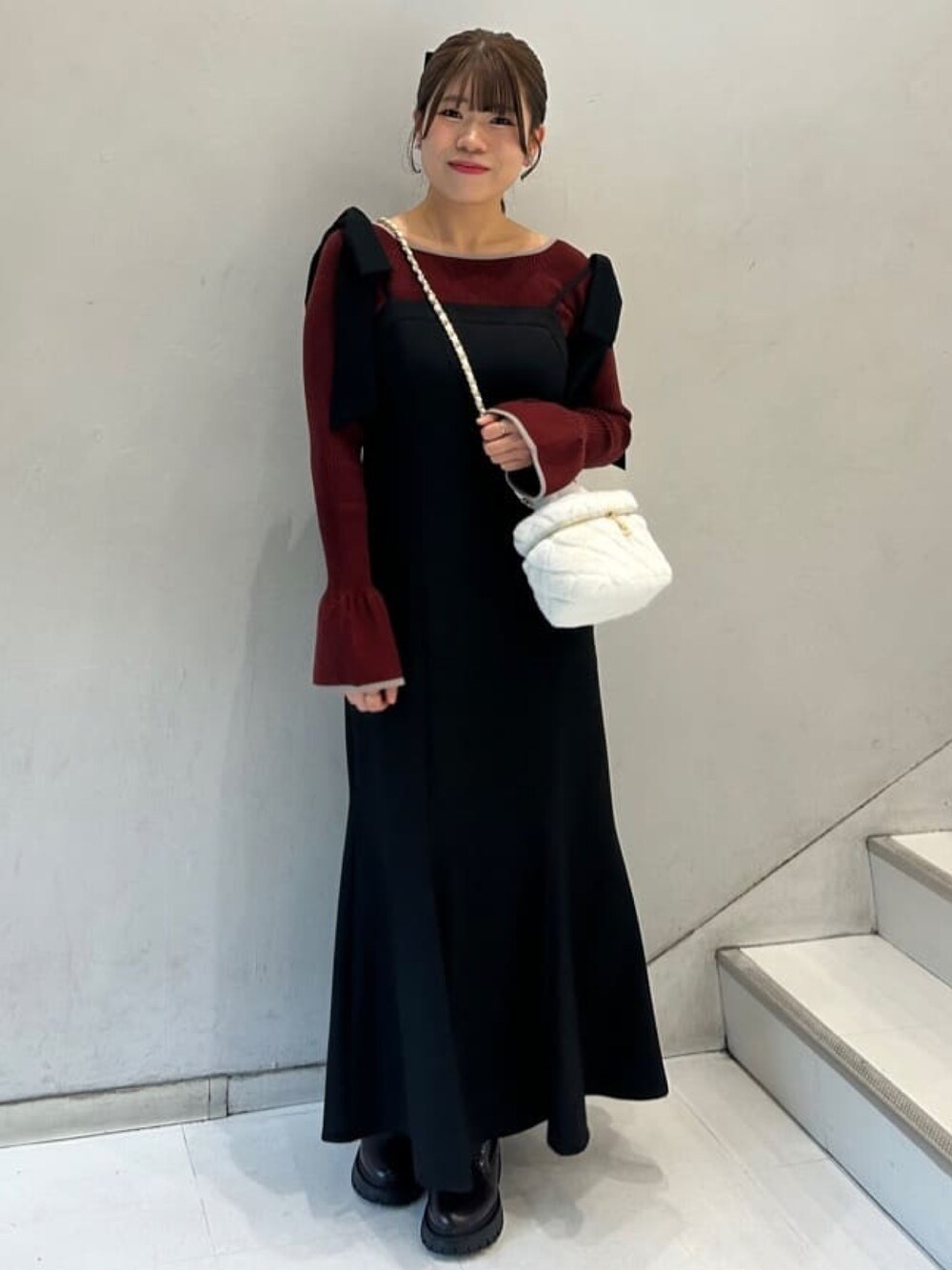 「クリスマスに着たい服、クリスマスコーデ、お出かけコーデ、デートコーデ、リブニット、ワンピース、ワンピーススタイル、綺麗めコーデ、オトナガーリー、赤ニット、キルティングバッグ、アルシーヴ(archives)、archivesワンピース」｜「archivesのファーキルトバニティバッグ（ショルダーバッグ、ホワイト系）」を使った、archivesさん（レディース・158cm）の冬コーディネートの1枚目の写真