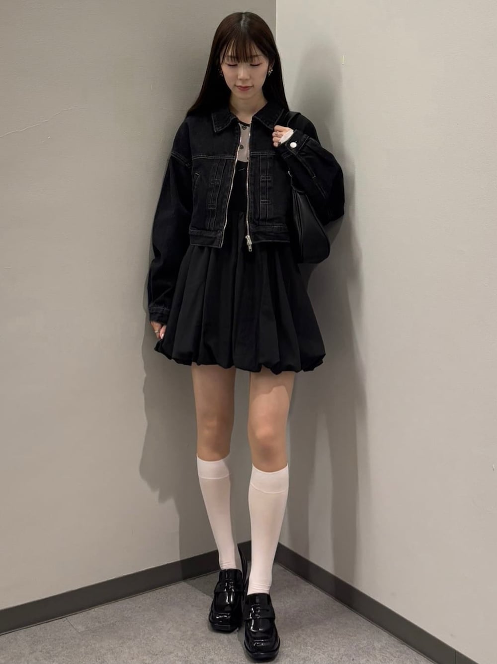 「カジュアルガーリー、お出かけコーデ、休日スタイル、テーマパークコーデ、ワンピース、バルーンワンピース、シアートップス、デニム、デニムジャケット、モノトーン、デートコーデ、アルシーヴ(archives)、archivesワンピース」｜「archivesのデニムショートブルゾン（ブルゾン、ブラック系）」を使った、archivesさん（レディース・157cm）の冬コーディネートの1枚目の写真