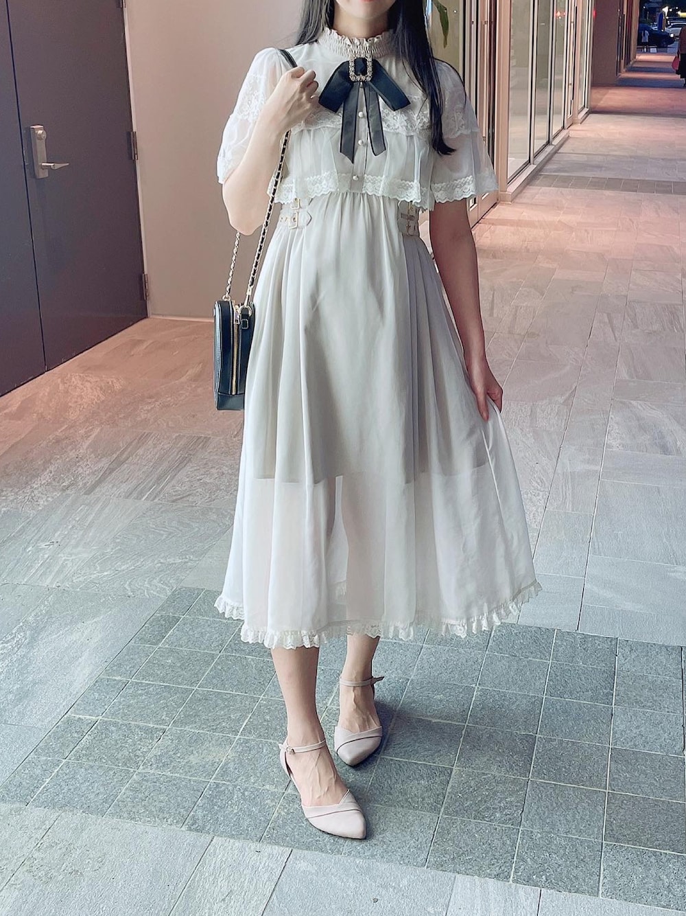 「ROJITAのアイテム（ワンピース/ドレス、ホワイト系）」を使った、六さん（レディース・165cm）の夏コーディネートの1枚目の写真