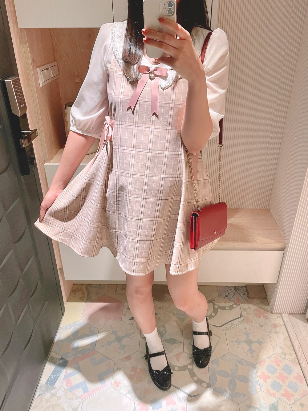 「evelynのアイテム（ジャンパースカート、ピンク系）」を使った、六さん（レディース・165cm）の夏コーディネートの1枚目の写真