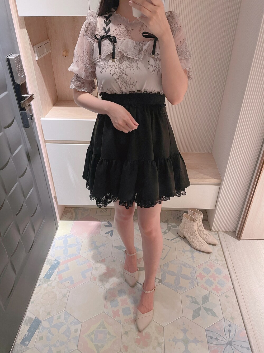 「ROJITAのWフリルフレアスカート（スカート、ブラック系）」を使った、六さん（レディース・165cm）の夏コーディネートの1枚目の写真