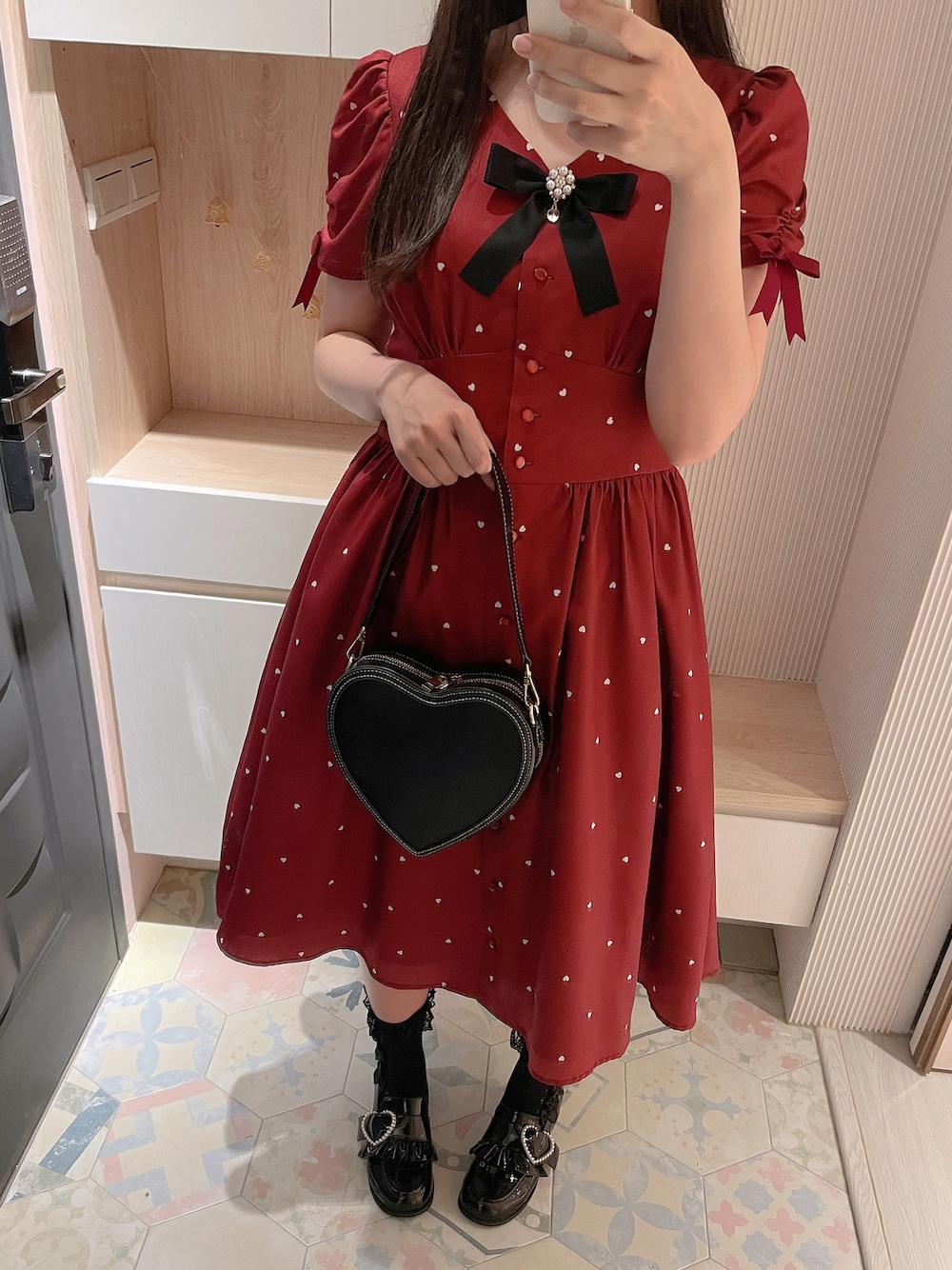 「HeatherのステッチハートBAG　190667（ショルダーバッグ、ブラック系）」を使った、六さん（レディース・165cm）の夏コーディネートの1枚目の写真