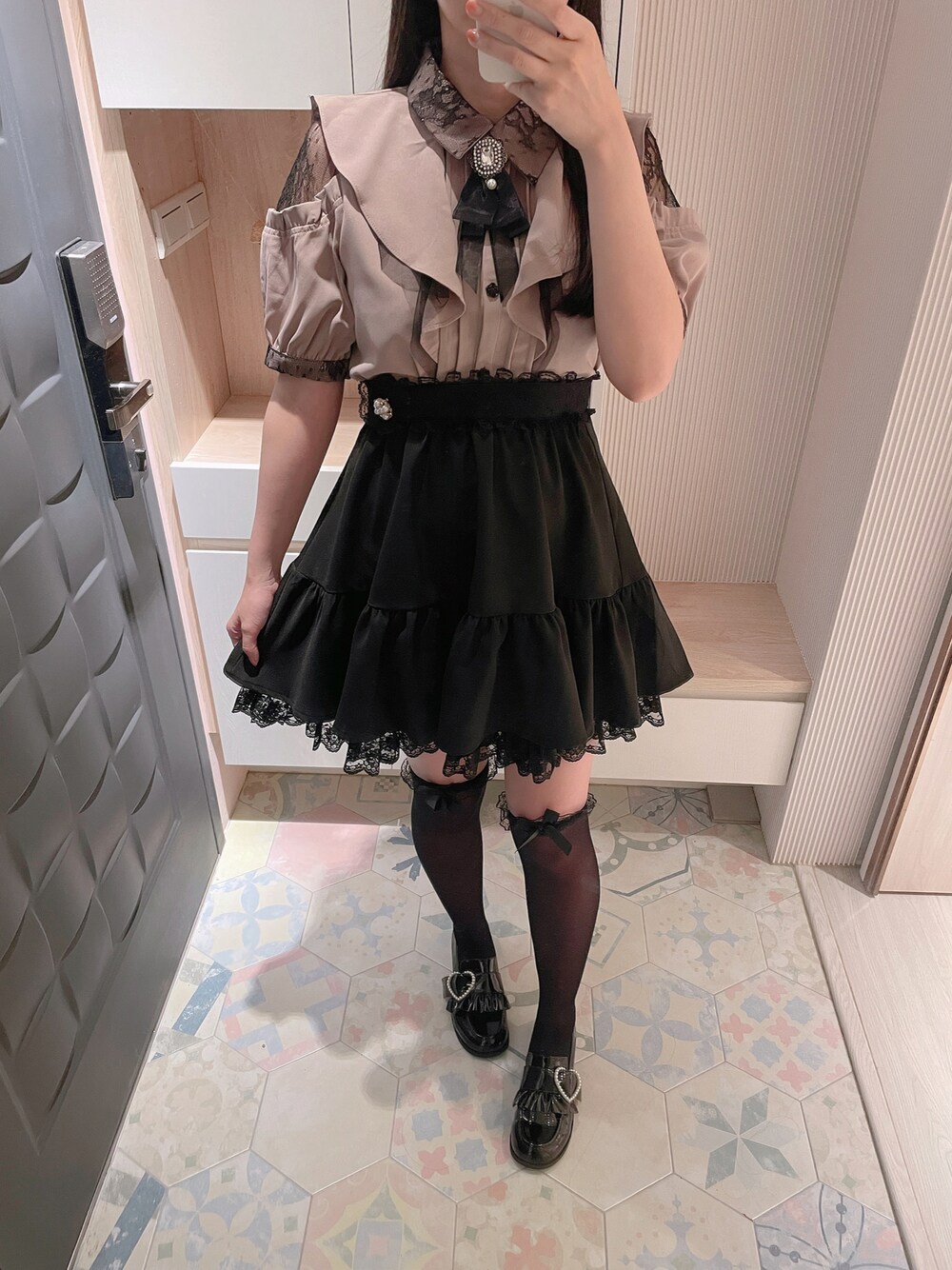 「ROJITAのラッフル肩開き半袖ブラウス（シャツ/ブラウス、ピンク系）」を使った、六さん（レディース・165cm）の春コーディネートの1枚目の写真