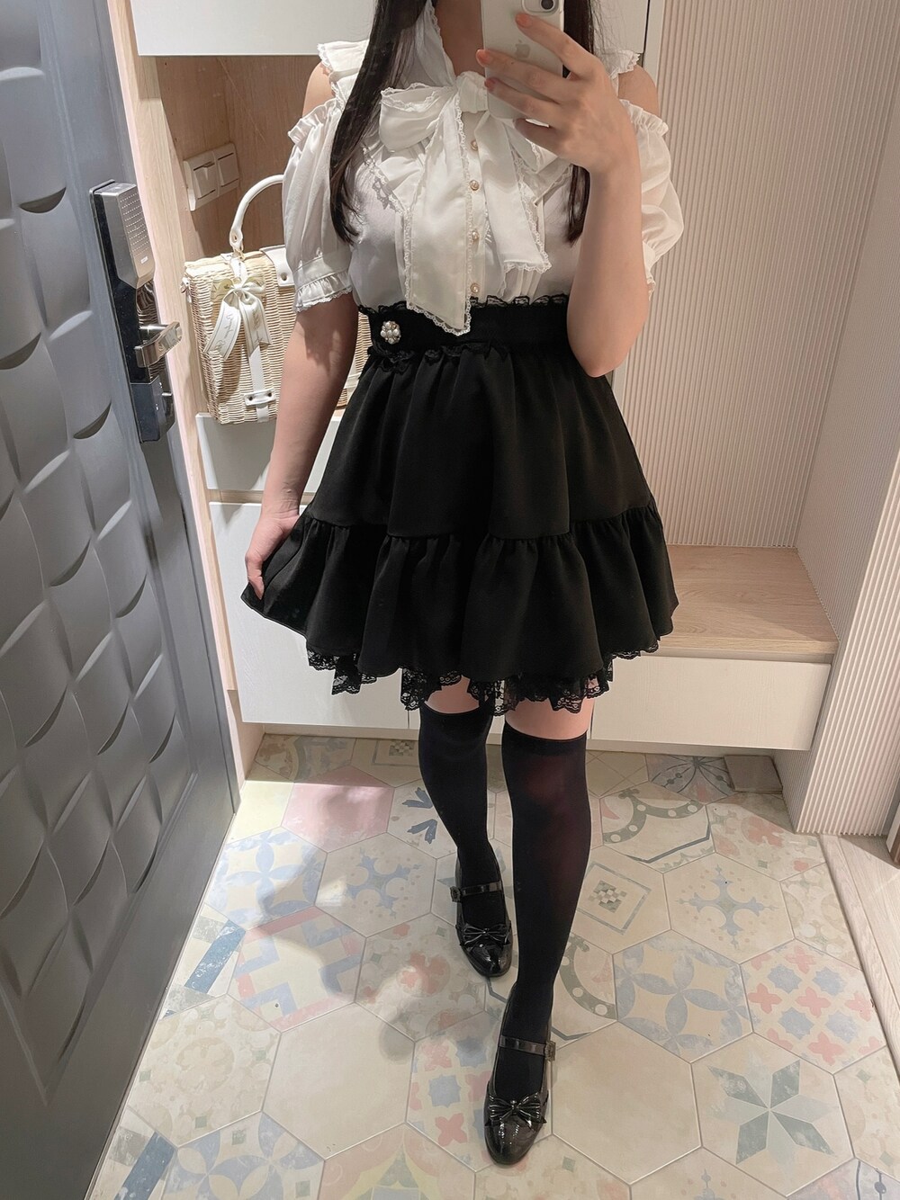 「ROJITAのWフリルフレアスカート（スカート、ブラック系）」を使った、六さん（レディース・165cm）の春コーディネートの1枚目の写真