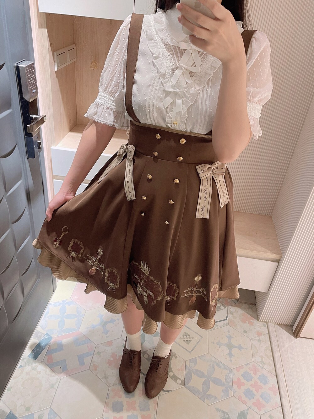 「Amavelのアイテム（シャツ/ブラウス、ホワイト系）」を使った、六さん（レディース・165cm）の夏コーディネートの1枚目の写真