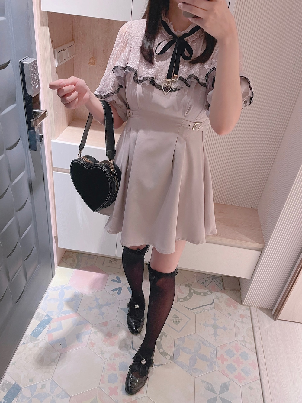 「HeatherのステッチハートBAG　190667（ショルダーバッグ、ブラック系）」を使った、六さん（レディース・165cm）の夏コーディネートの1枚目の写真