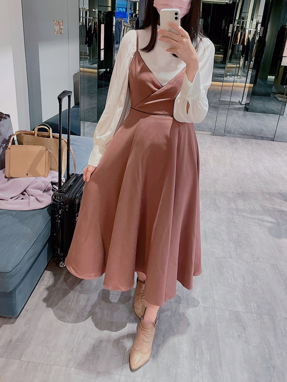 「natural coutureの【大好評リバイバルアイテム】バックリボンパイピングキャミワンピース（ワンピース、ブラック系）」を使った、六さん（レディース・165cm）の春コーディネートの1枚目の写真
