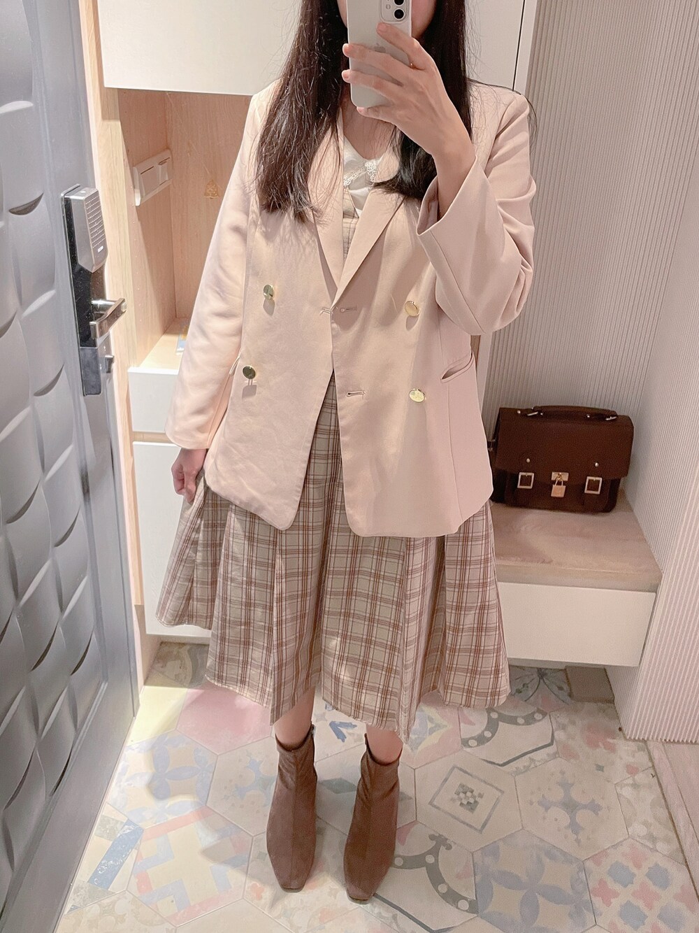 「earth music&ecologyのアイテム（ジャンパースカート、ベージュ系）」を使った、六さん（レディース・165cm）の秋コーディネートの1枚目の写真