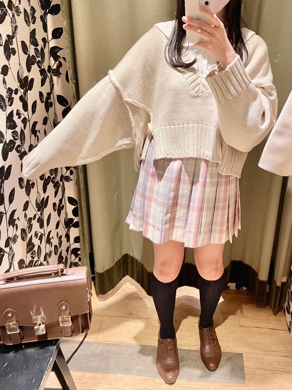 「Amavelのアイテム（バックパック/リュック、ブラウン系）」を使った、六さん（レディース・165cm）の秋コーディネートの1枚目の写真