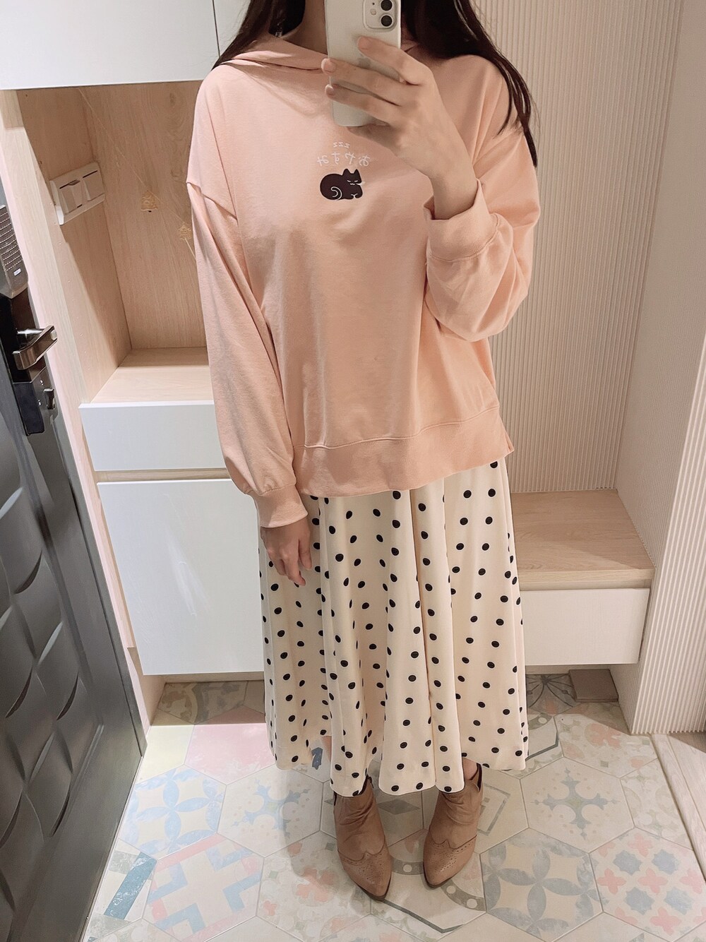 「earth music&ecologyのアイテム（Tシャツ/カットソー、ピンク系）」を使った、六さん（レディース・165cm）の秋コーディネートの1枚目の写真
