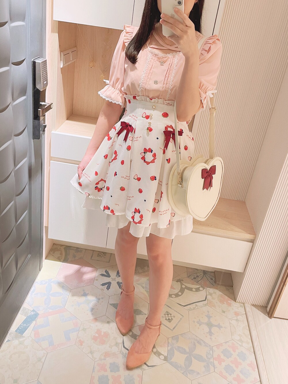 「夢展望のアイテム（シャツ/ブラウス、ピンク系）」を使った、六さん（レディース・165cm）の秋コーディネートの1枚目の写真