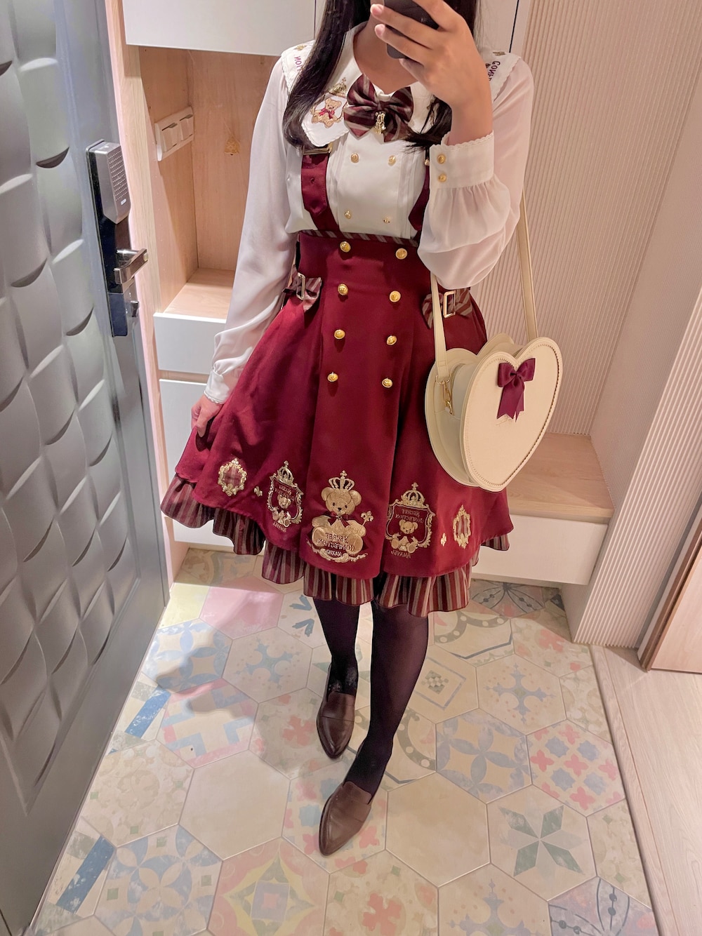 「Amavelのアイテム（シャツ/ブラウス、ホワイト系）」を使った、六さん（レディース・165cm）の冬コーディネートの1枚目の写真